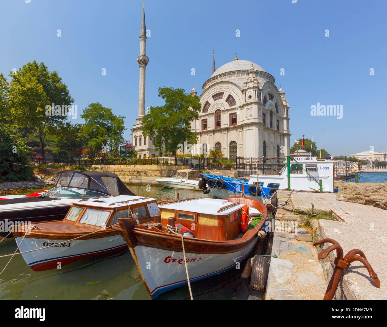 Istanbul, Turchia. La Moschea Dolmabahce sul Bosforo visto sulle barche nel porto sulla banchina di Kabatas accanto alla moschea. Foto Stock
