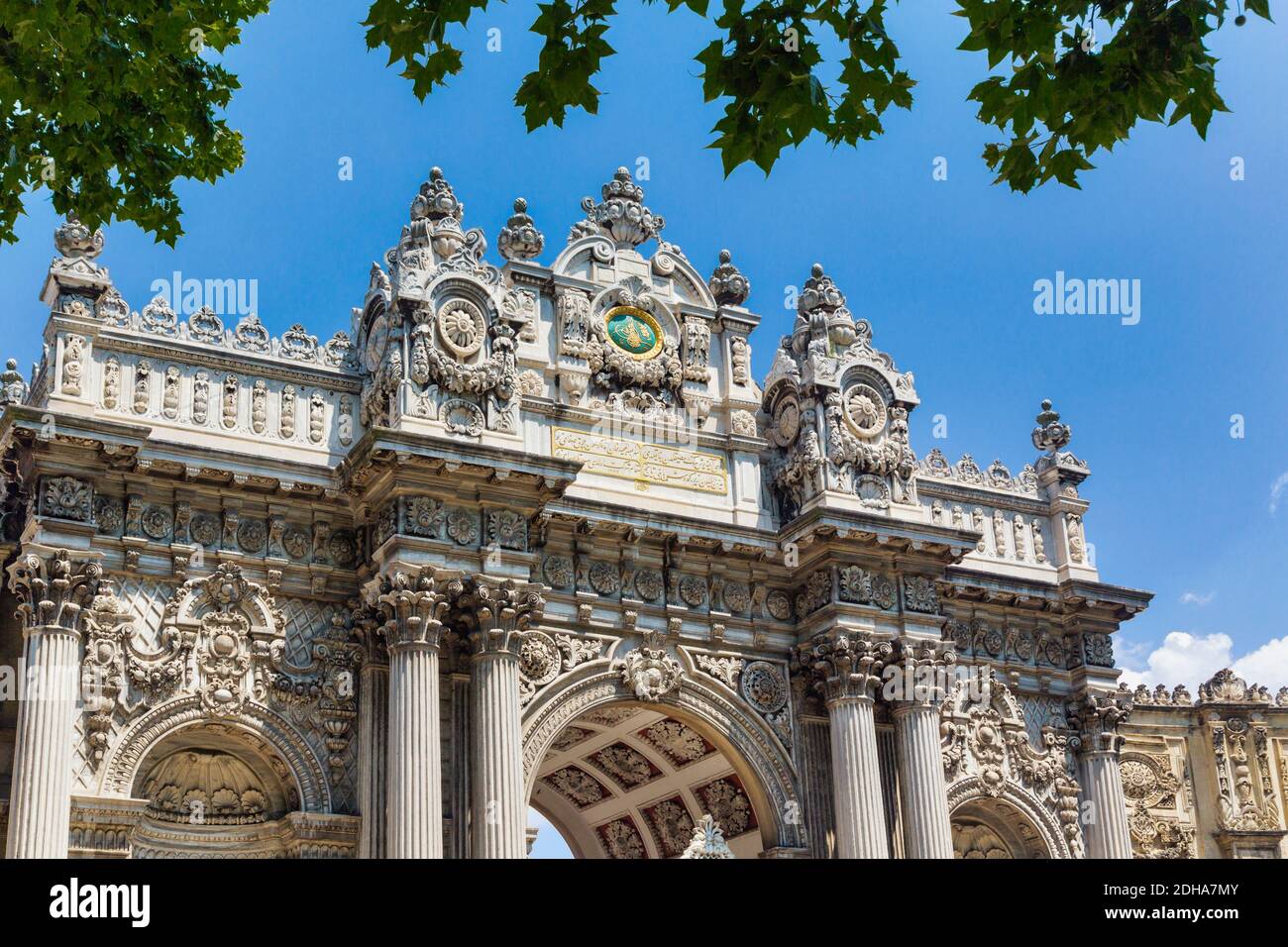 Istanbul, Turchia. Porta imperiale. Ingresso principale al Palazzo Dolmabahce e ai giardini. Foto Stock