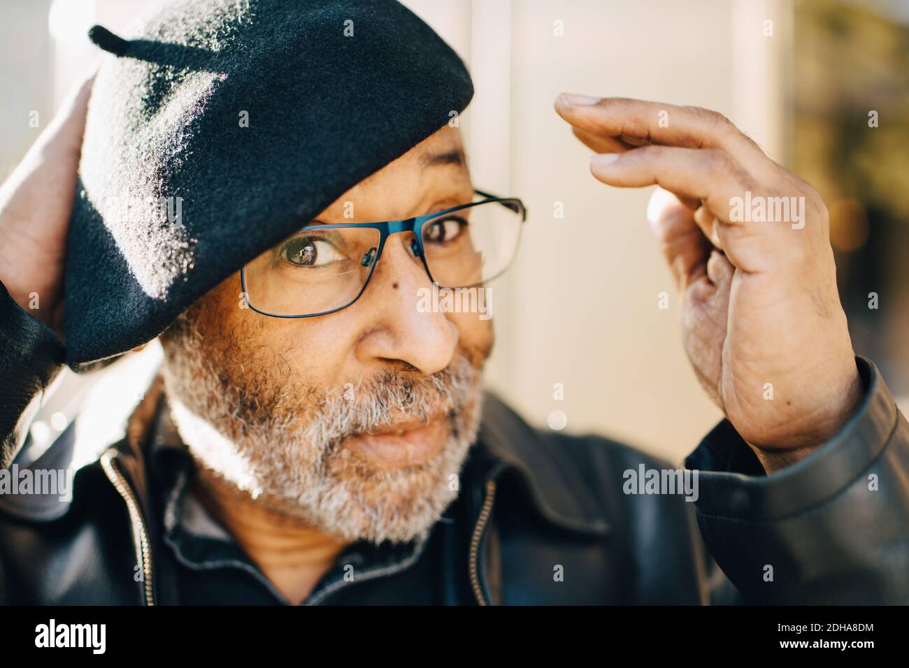 Ritratto dell'uomo anziano con cappuccio piatto Foto Stock