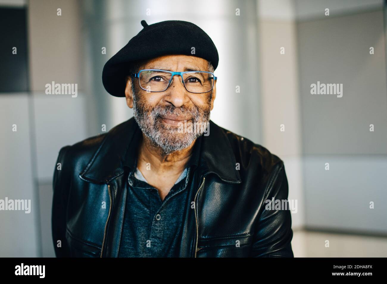 Ritratto di sorridente anziano con occhiali Foto Stock