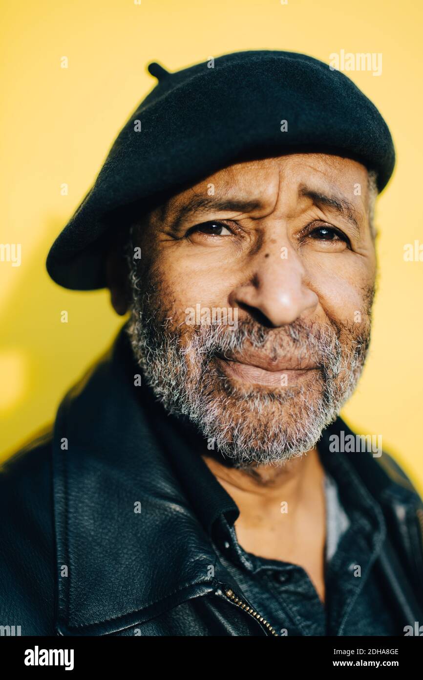 Ritratto dell'uomo anziano su sfondo giallo Foto Stock