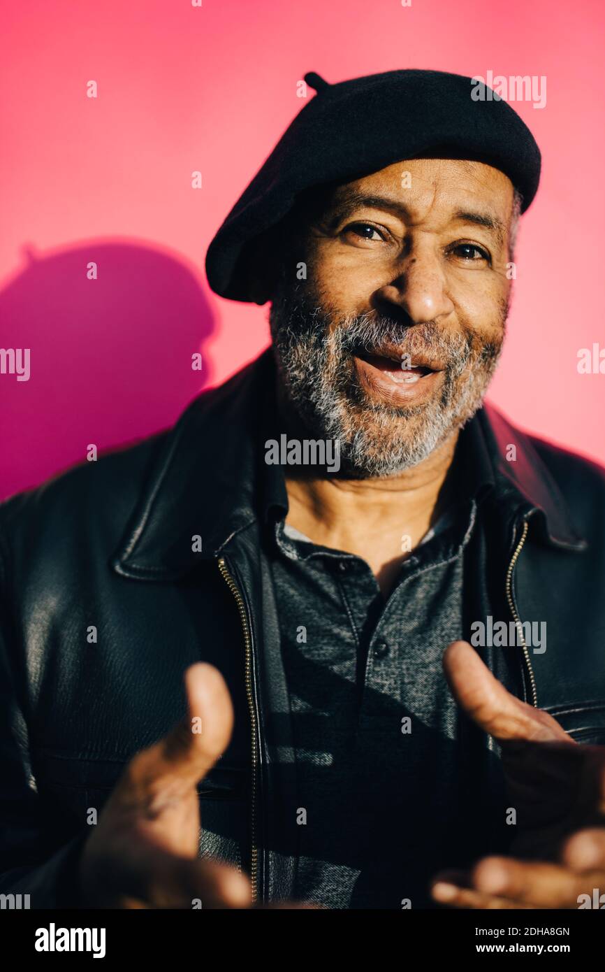 Ritratto dell'uomo anziano con gli occhi chiusi su sfondo rosa Foto Stock