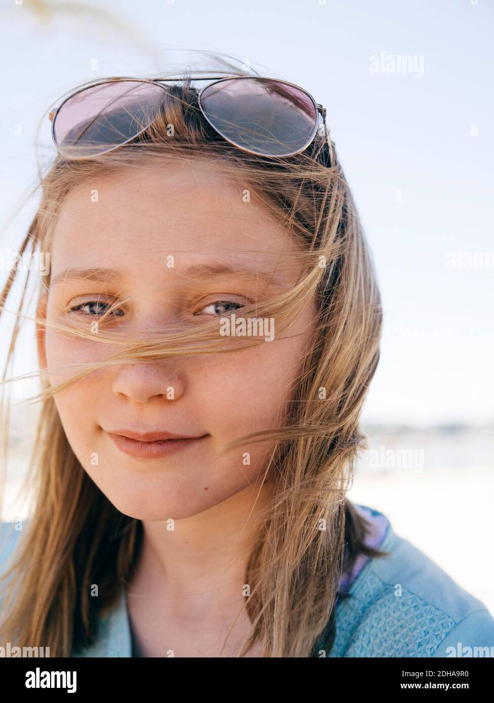 Ritratto di sorridente ragazza con capelli tosati contro il cielo Foto Stock