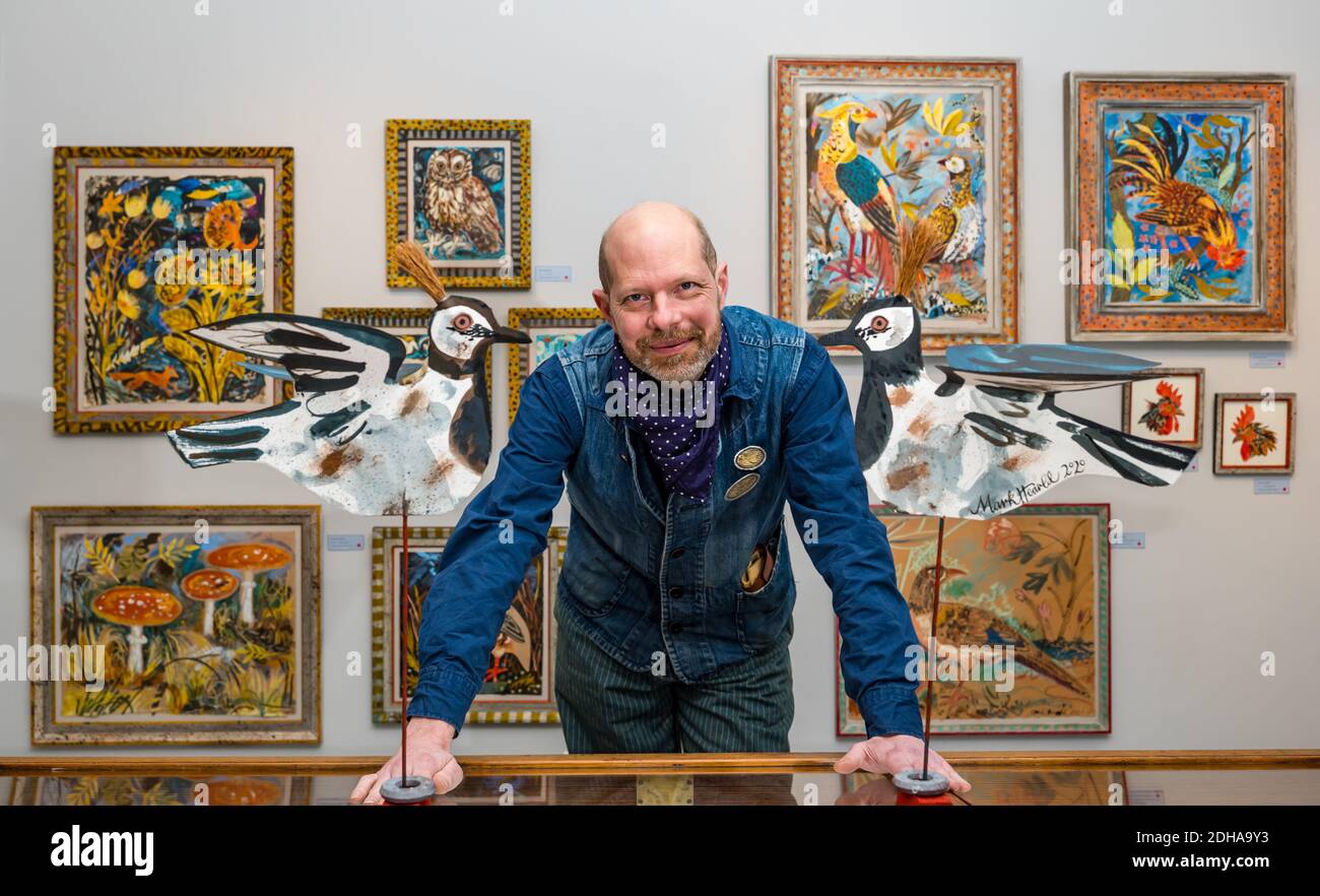 Mark Hearld, artista con stampe colorate in una mostra della Scottish Gallery, Edimburgo, Scozia, Regno Unito Foto Stock