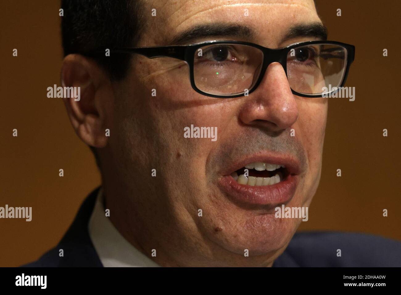 Washington, Stati Uniti. 10 dicembre 2020. Il Segretario del Tesoro Steven Mnuchin testimonia dinanzi alla Commissione di supervisione del Congresso durante un'audizione sulle imprese critiche per il raggiungimento della sicurezza nazionale, a Capitol Hill a Washington, DC, giovedì 10 dicembre 2020. Foto in piscina di Alex Wong/UPI Credit: UPI/Alamy Live News Foto Stock