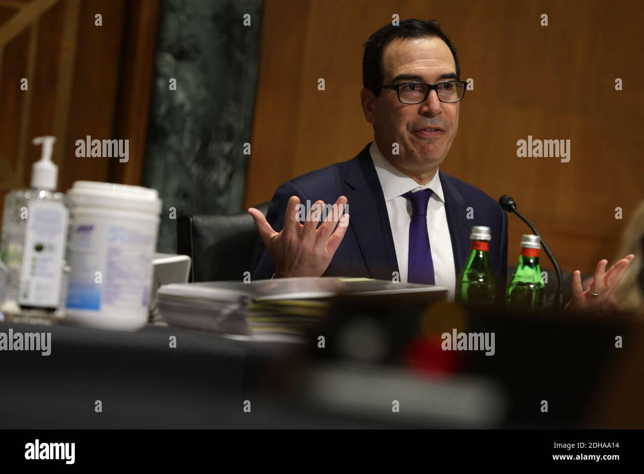 Washington, Stati Uniti. 10 dicembre 2020. Il Segretario del Tesoro Steven Mnuchin testimonia dinanzi alla Commissione di supervisione del Congresso durante un'audizione sulle imprese critiche per il raggiungimento della sicurezza nazionale, a Capitol Hill a Washington, DC, giovedì 10 dicembre 2020. Foto in piscina di Alex Wong/UPI Credit: UPI/Alamy Live News Foto Stock