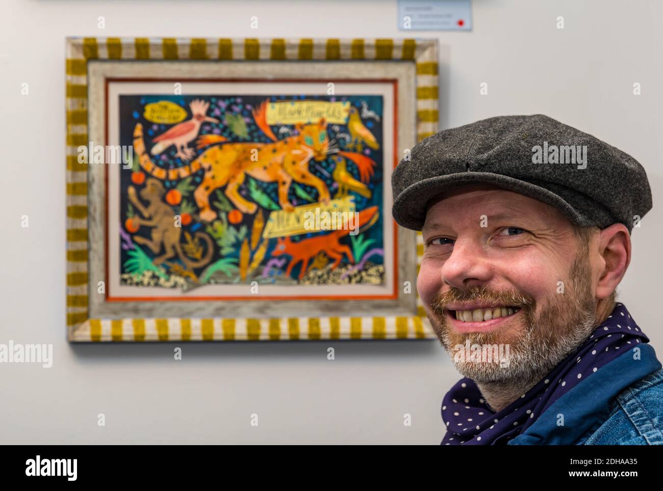 Mark Hearld, artista con una delle sue stampe colorate, mostra della Scottish Gallery, Edimburgo, Scozia, Regno Unito Foto Stock