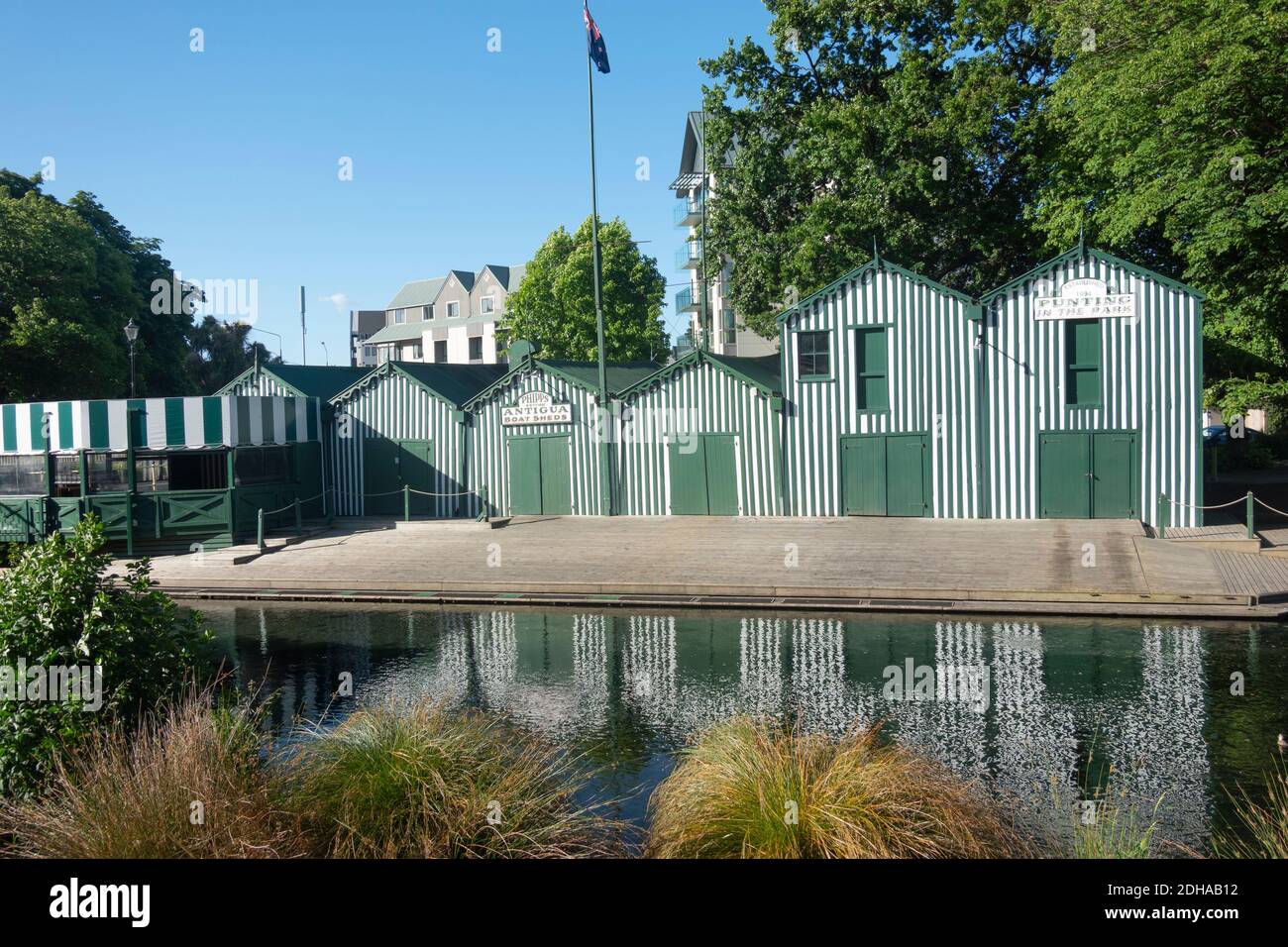 Christchurch Nuova Zelanda - Novembre 21 2020; chiuse le porte di fila di baracche verdi lungo e riflesse nel fiume Avon in città Foto Stock
