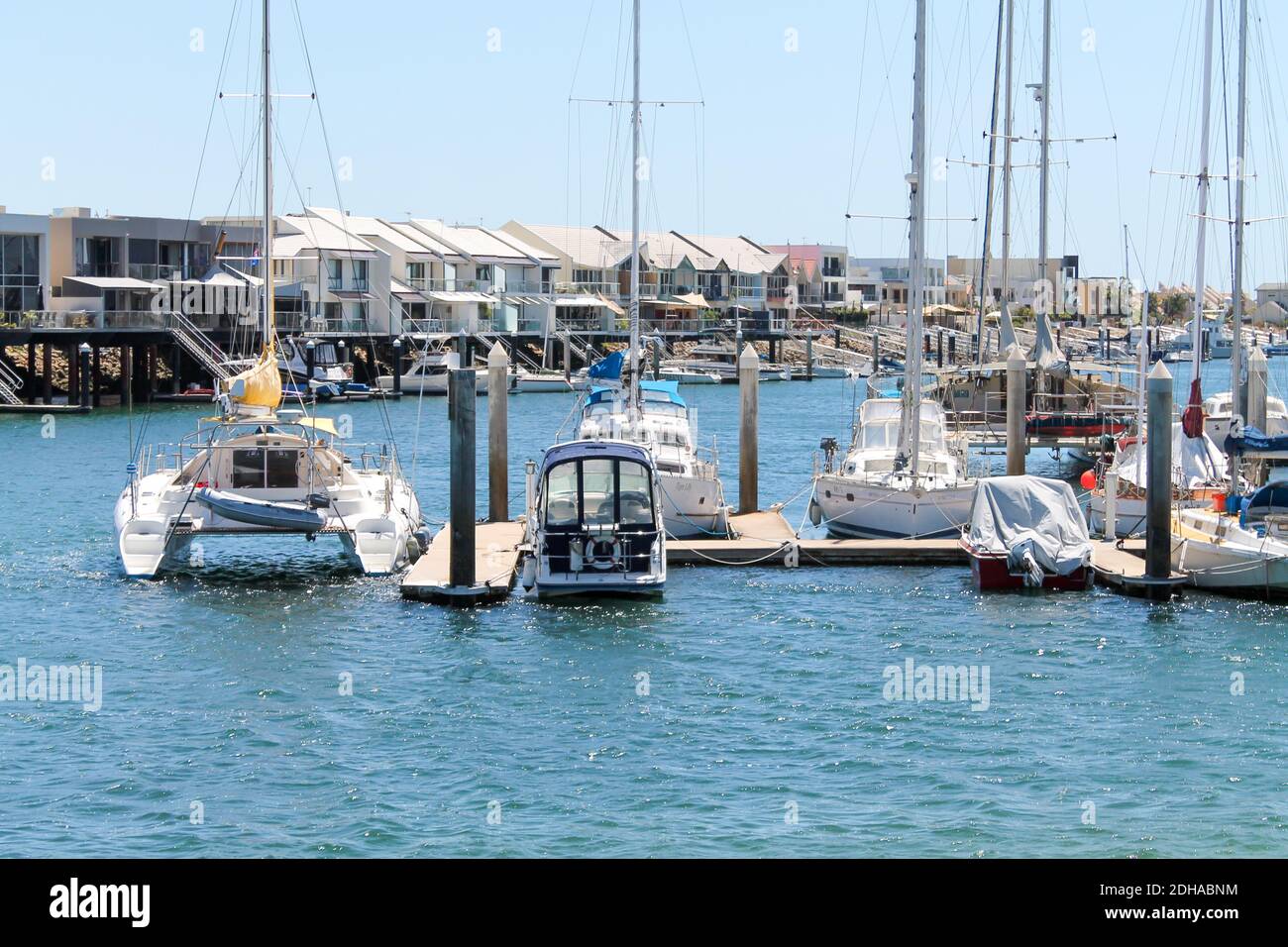 Akaroa Nuova zelanda, yacht club, yacht, stile di vita estivo barca nautica marina nave oceano pacifico, sud-ovest oceano pacifico Oceania Foto Stock