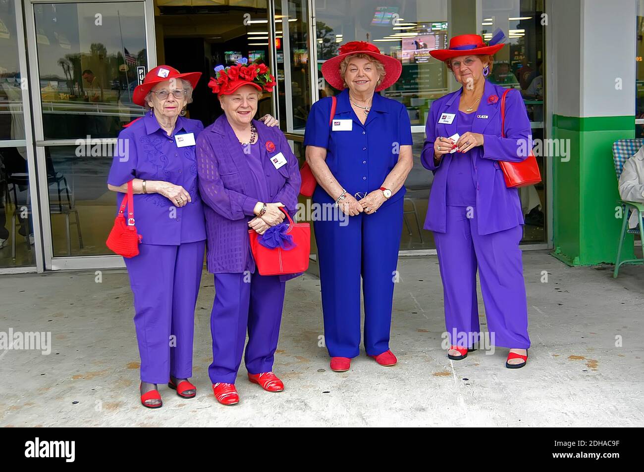 La Red Hat Society è una società internazionale di donne che collega, sostiene e incoraggia le donne nella loro ricerca di divertimento, amicizia, libertà, fu Foto Stock