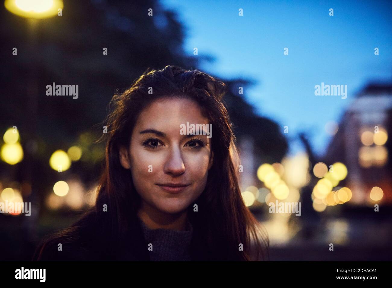 Primo piano ritratto di donna in città di notte Foto Stock