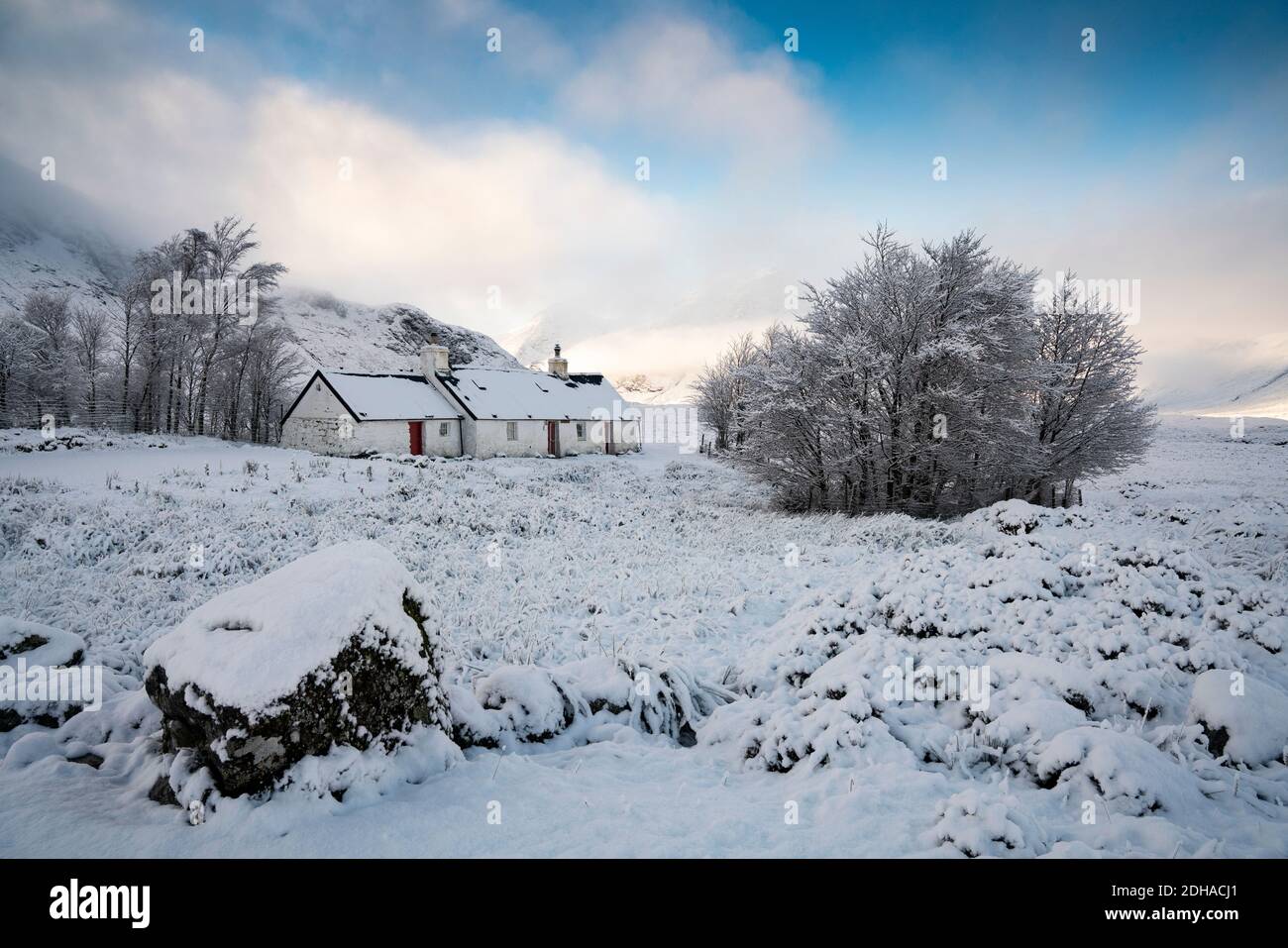 Paesaggio invernale coperto di neve di Glen Coe a Blackrock cottage in Scottish Highlands, Scozia, Regno Unito Foto Stock