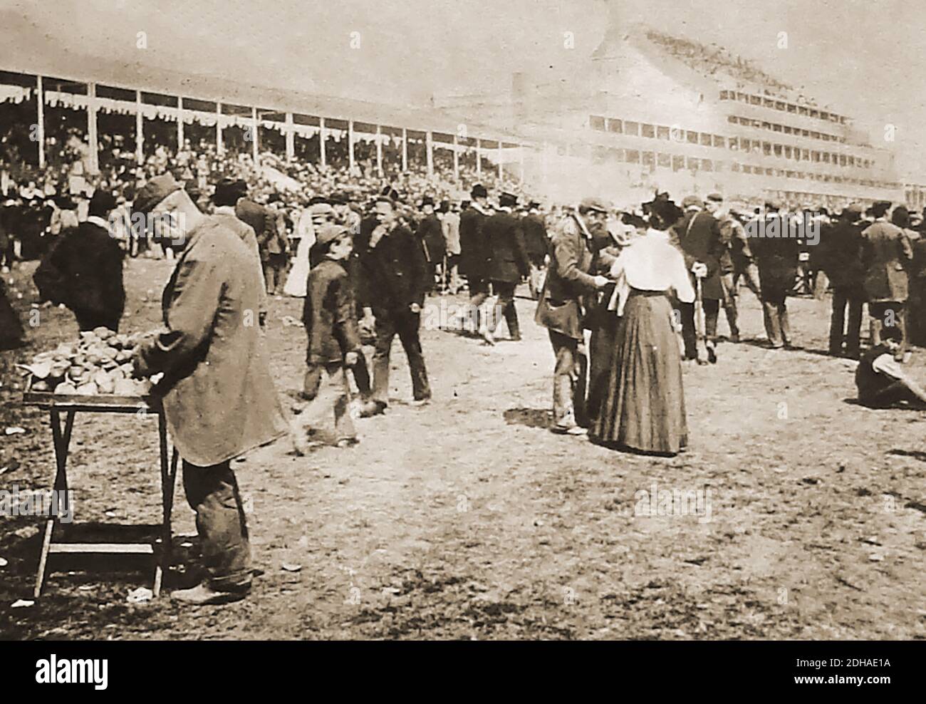 Una vecchia fotografia che mostra una scena del Derby Day, a Epsom, Inghilterra circa 1908. Si tenne poi il mercoledì, ma poi si trasferì ad un sabato. Foto Stock