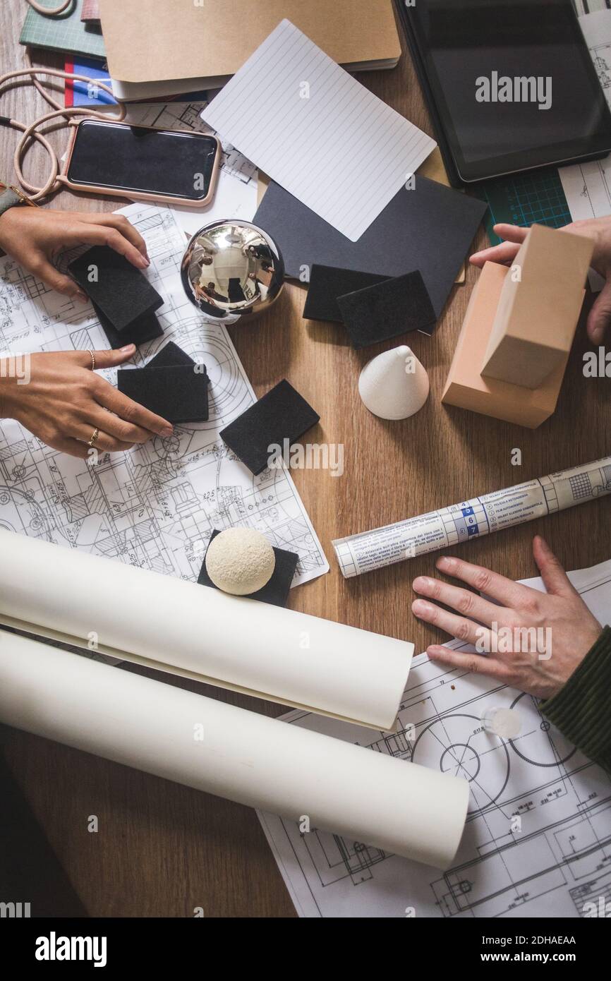 Mani tagliate di architetti femminili che lavorano sopra il tavolo Foto Stock