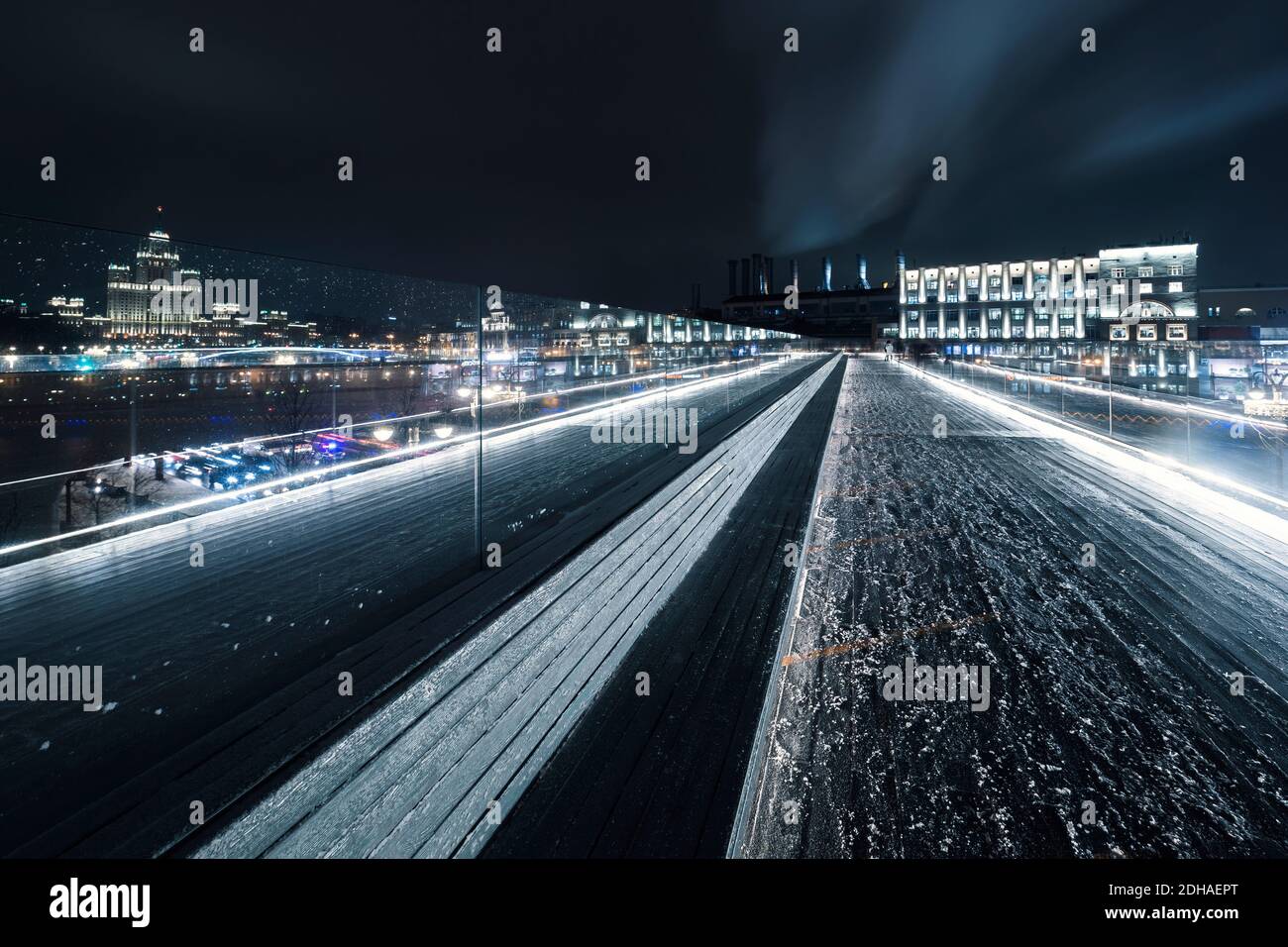 Paesaggio notturno di Mosca in una notte invernale gelida dal ponte nel parco di Zaryadye. Foto Stock