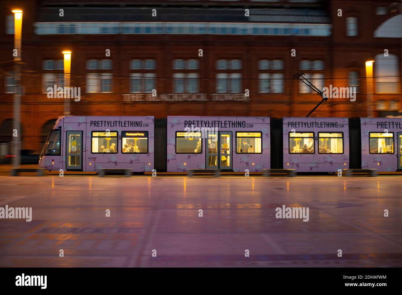 Tram di Blackpool, in movimento, di fronte alla famosissima Blackpool Tower. Foto Stock
