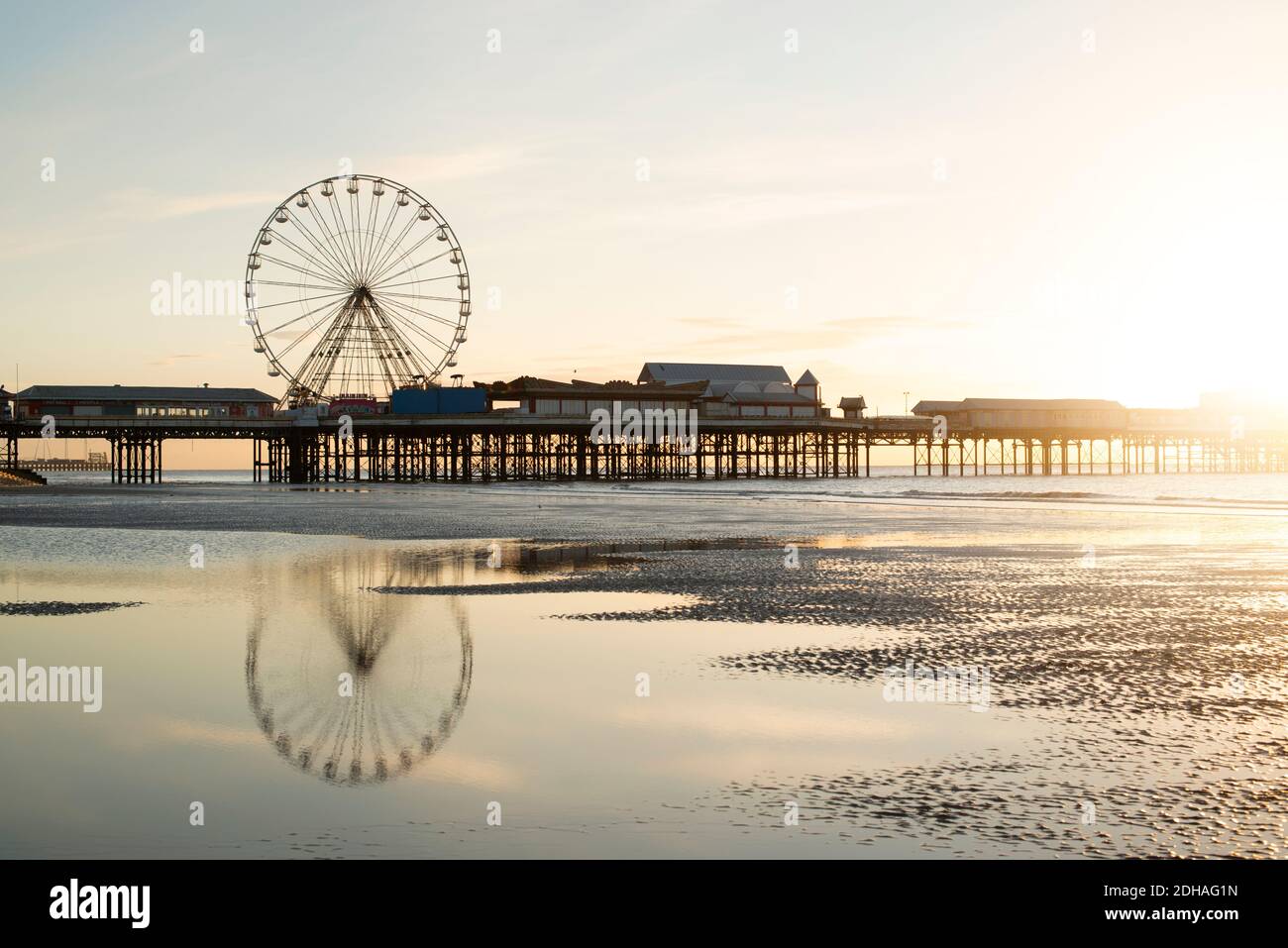 Molo centrale di Blackpool al tramonto. Foto Stock