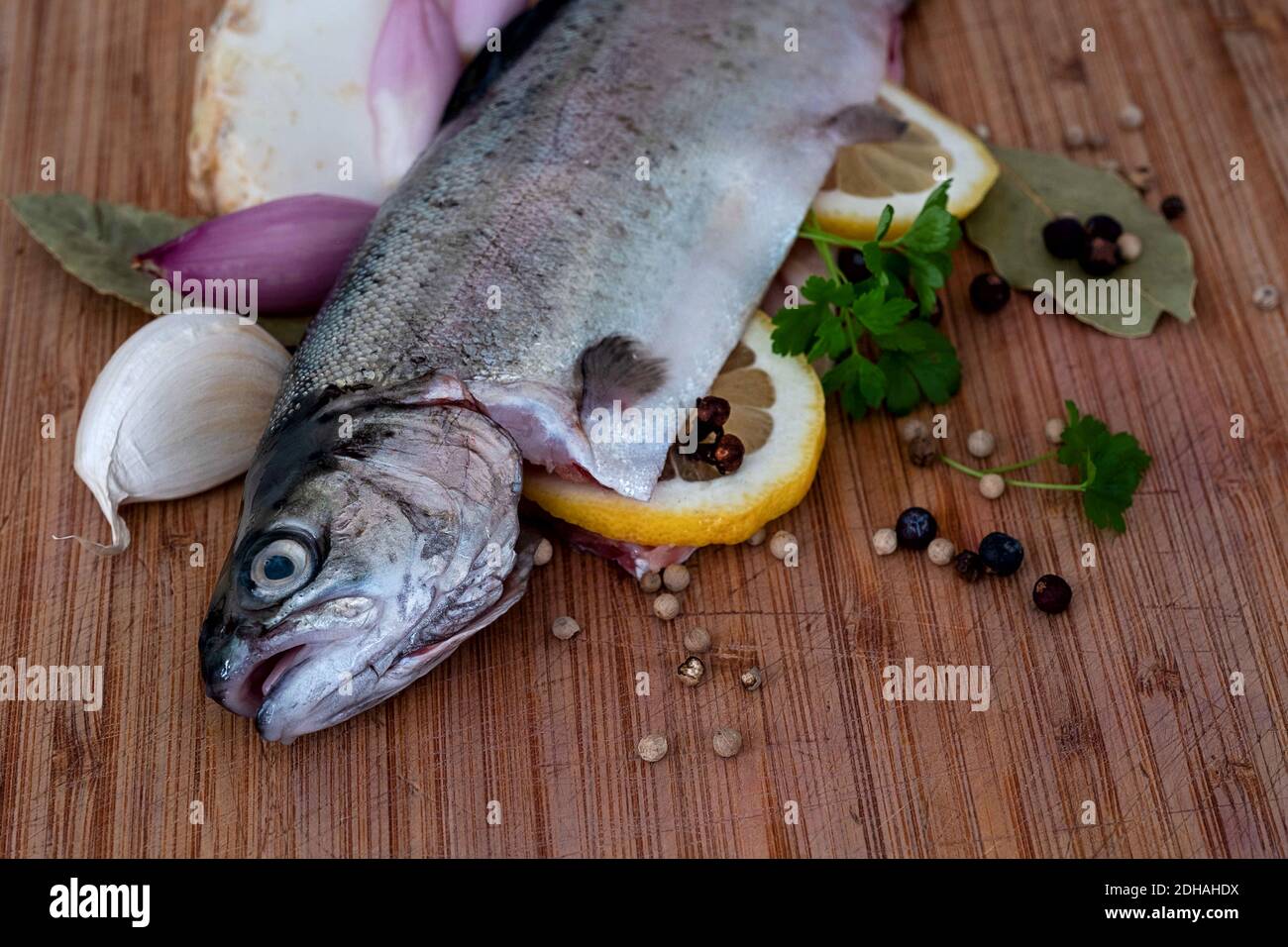 trota cruda preparata per cucinare Foto Stock