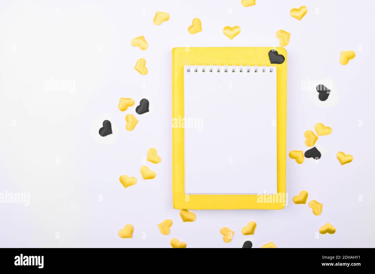 Colori dell'anno 2021. Grigio e giallo. Notebook con cuori su sfondo bianco. Bock up Foto Stock