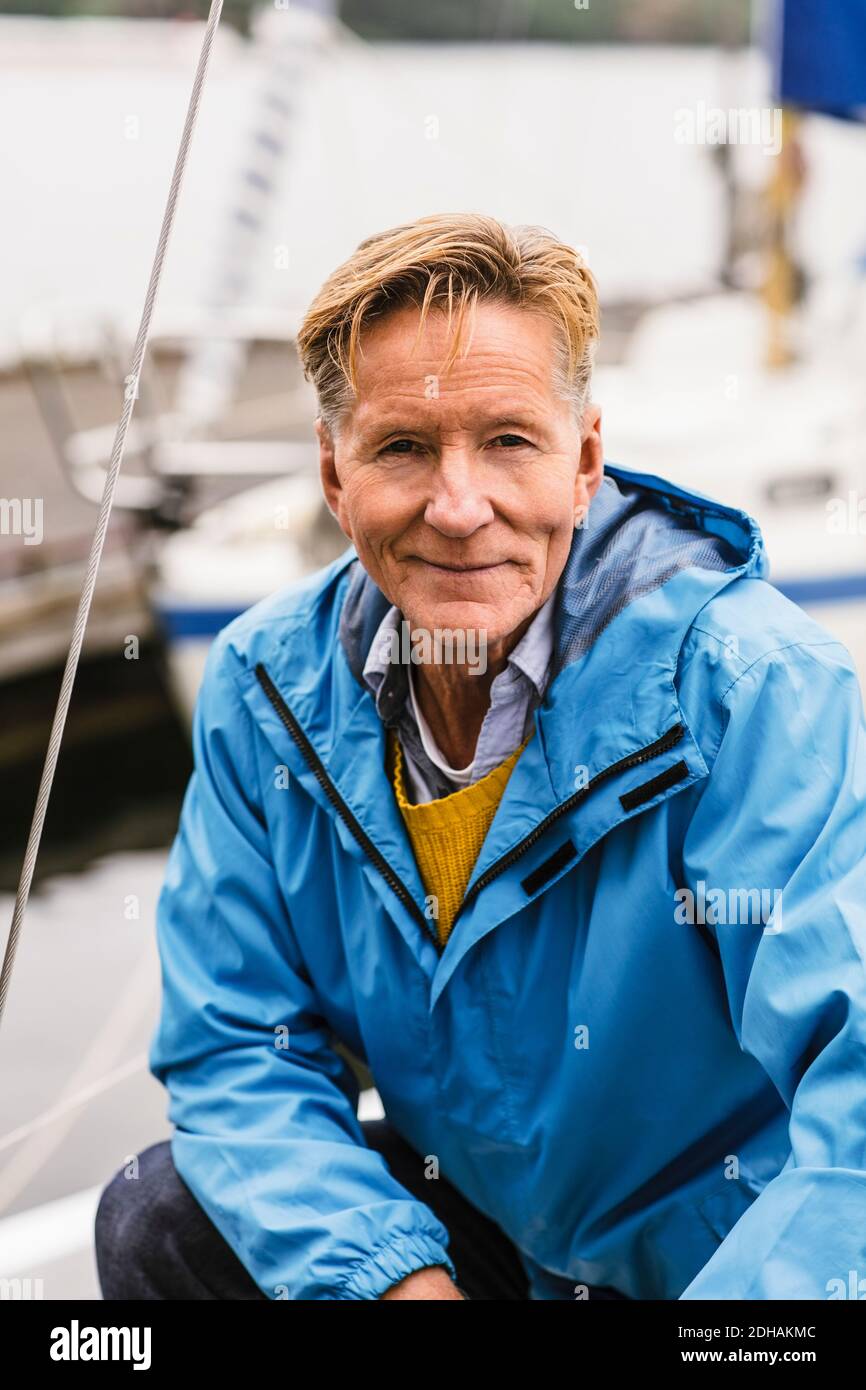 Ritratto di uomo anziano sicuro che frequenta il corso di master in barca Foto Stock
