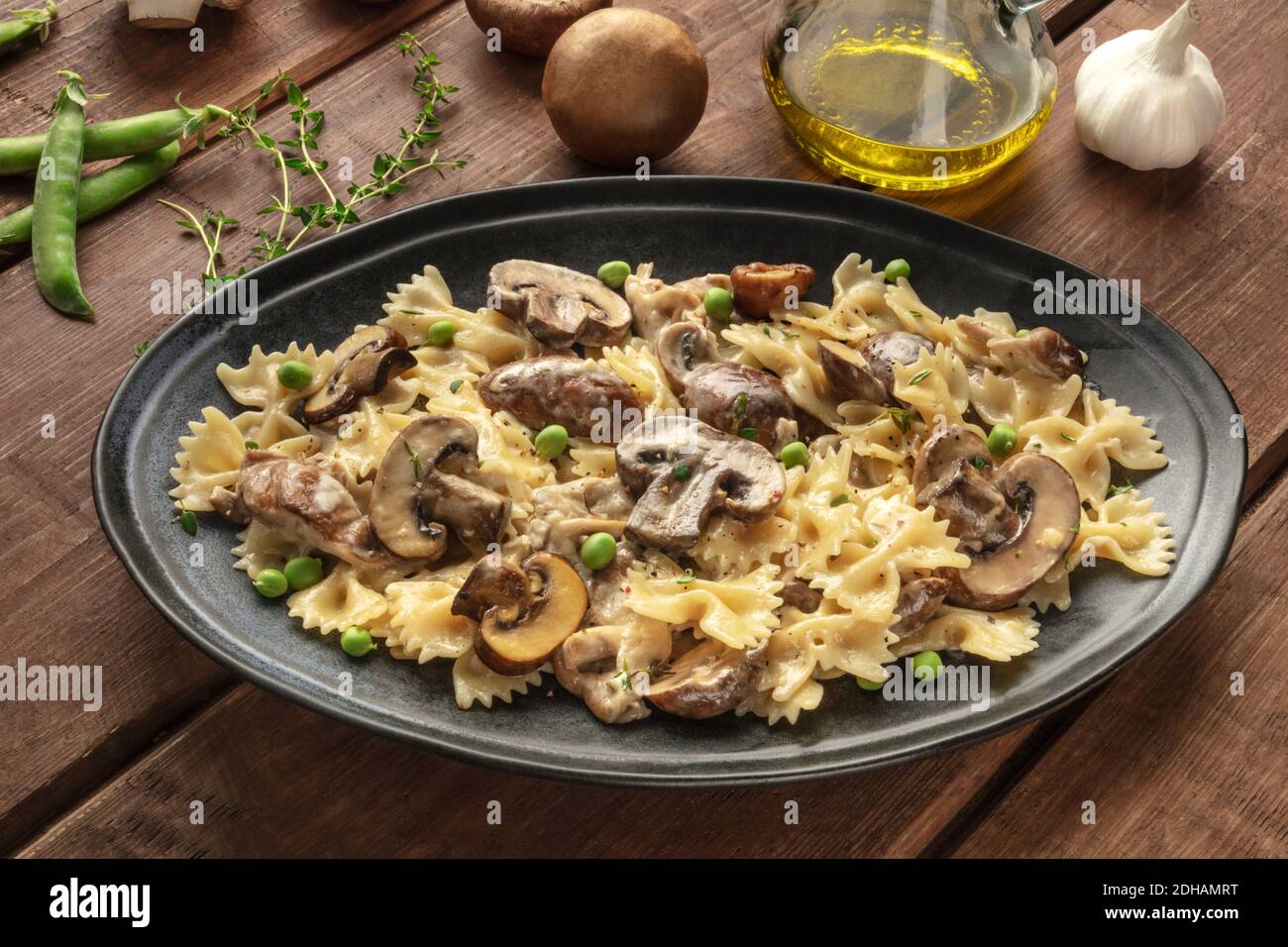 Fungo pasta con gli ingredienti su di un rustico scuro dello sfondo in legno Foto Stock