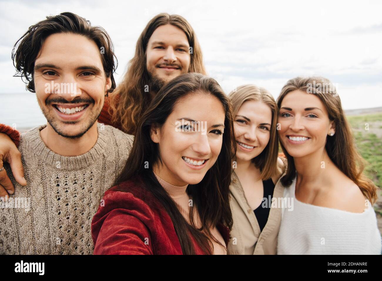 Ritratto di amici felici contro il cielo Foto Stock