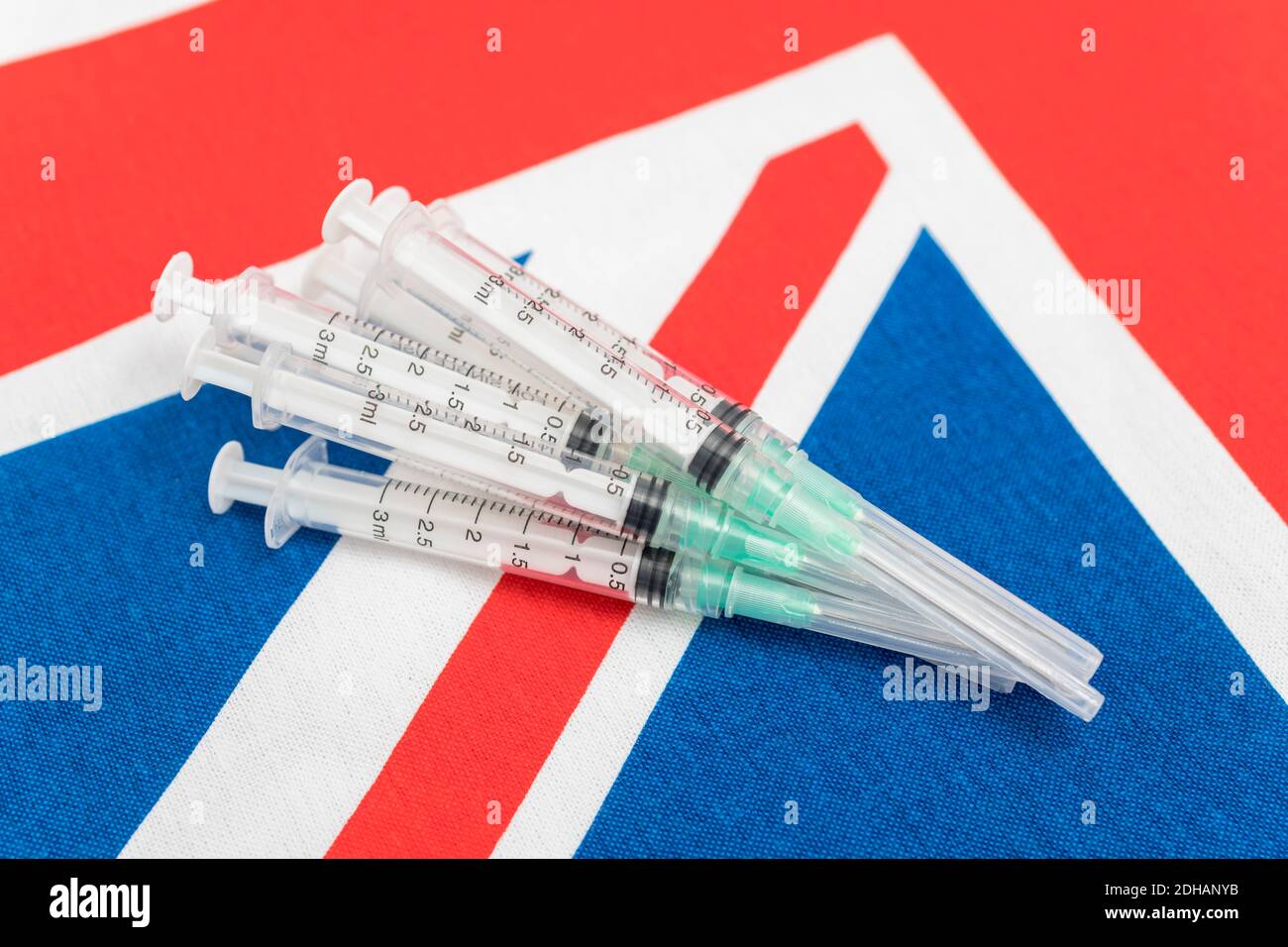 Siringhe ipodermiche e fiale di vetro su Union Jack. Per il vaccino della covid del Regno Unito, il vaccino del coronavirus, il vaccino della covid del Regno Unito e il concetto di produzione del vaccino del Regno Unito. Foto Stock