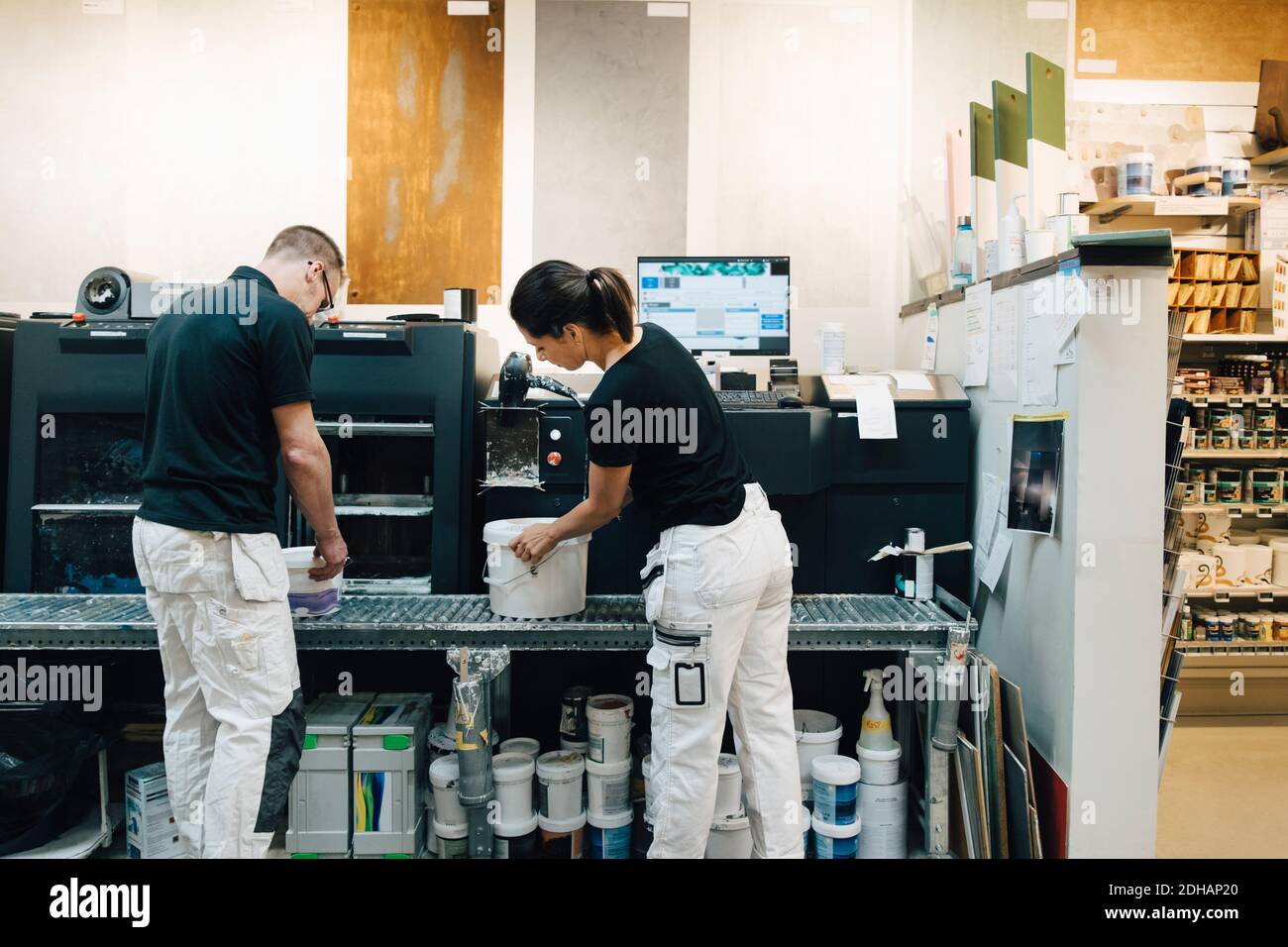 Dipendenti di sesso maschile e femminile che lavorano nel magazzino del negozio Foto Stock