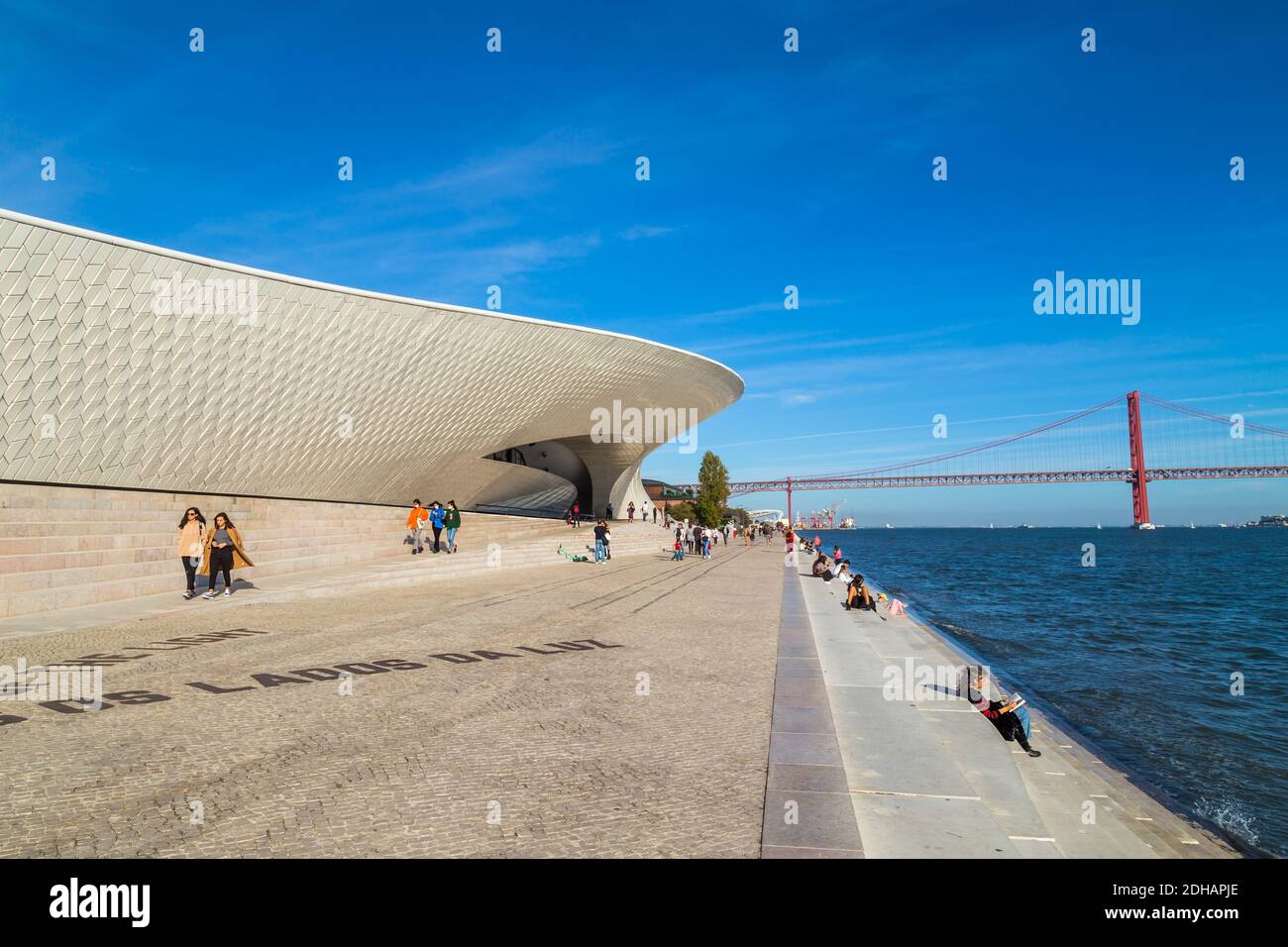 Lisbona, Portogallo - 31 ottobre 2020: Persone vicino al famoso Museo MAAT a Lisbona vicino al fiume Tago e punto di riferimento 25 del ponte di aprile. Foto Stock