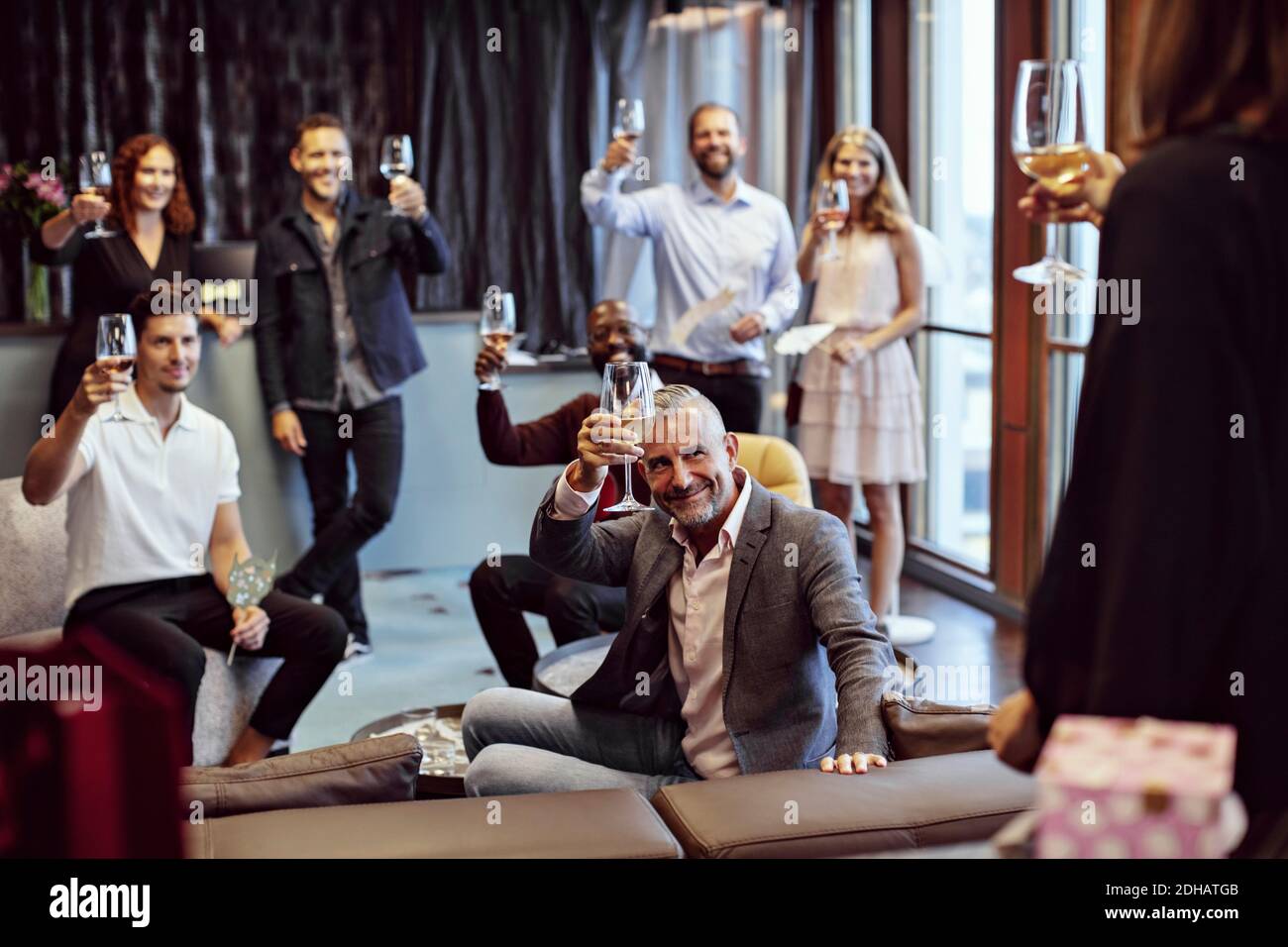 Uomini d'affari che alzano i wineglasses durante la conferenza Foto Stock