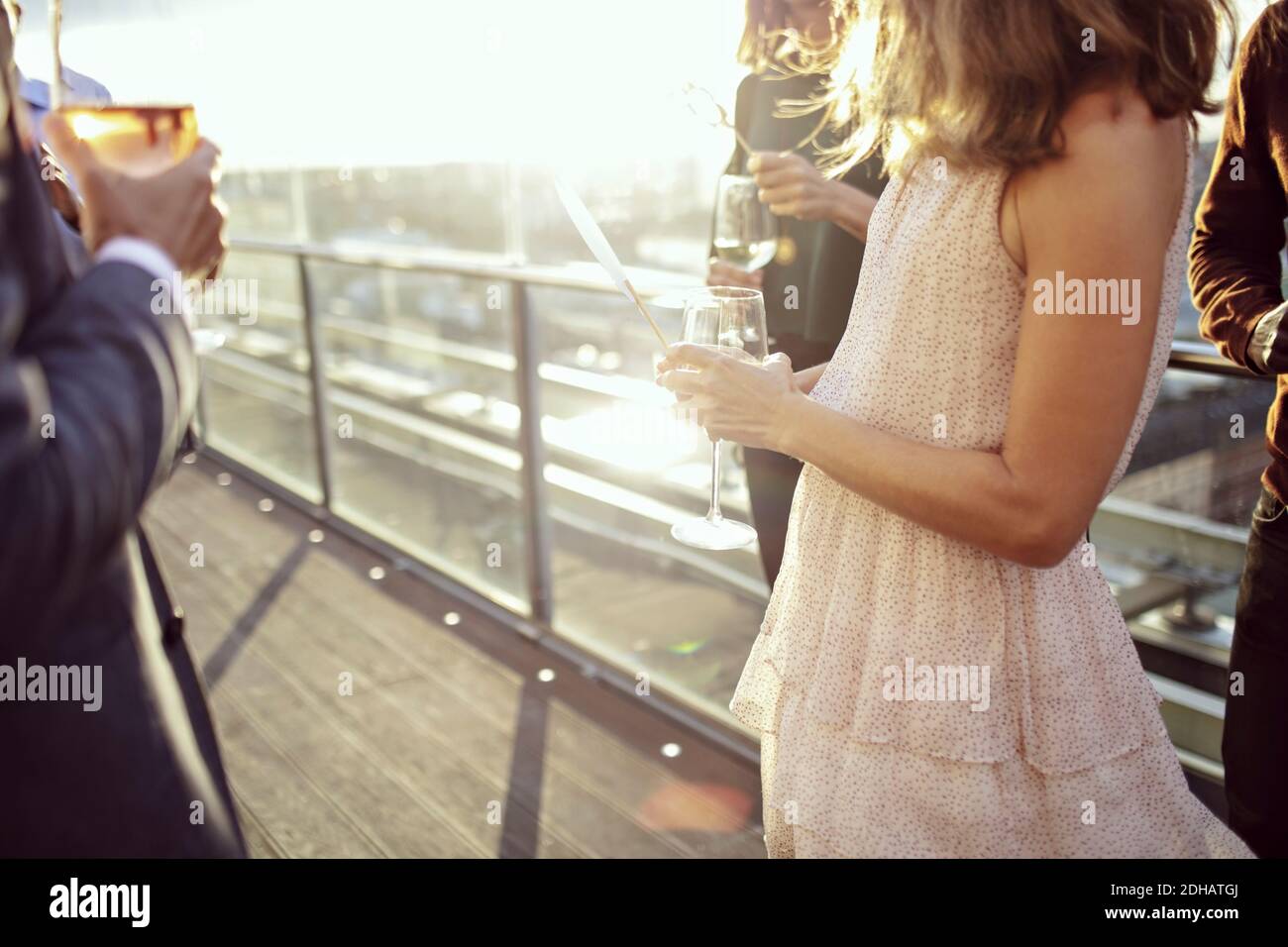 La sezione centrale degli uomini d'affari che si godono le bevande dopo il lavoro in ufficio terrazza Foto Stock