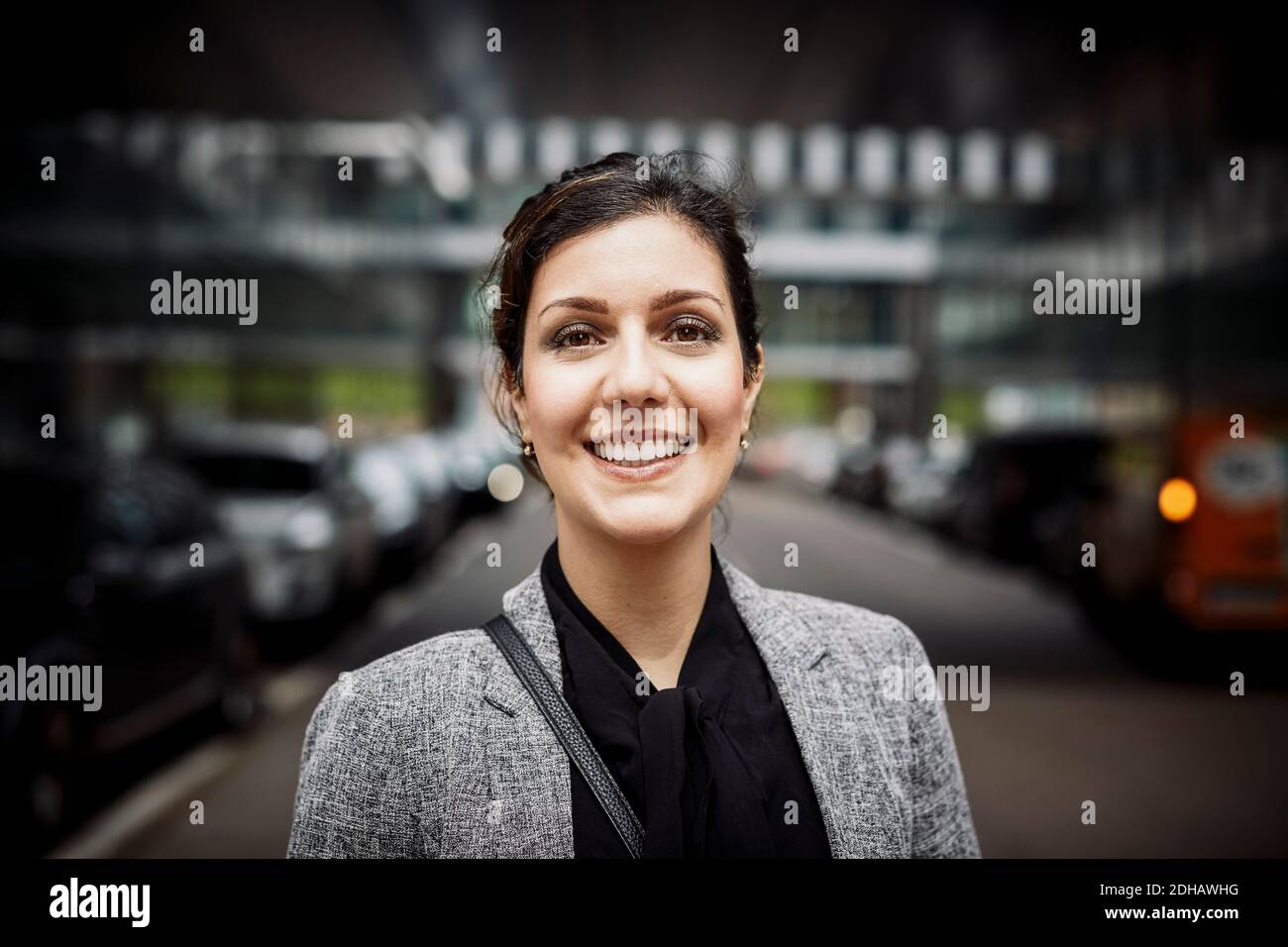 Ritratto di sorridente avvocato fiducioso in formals sul posto di lavoro Foto Stock