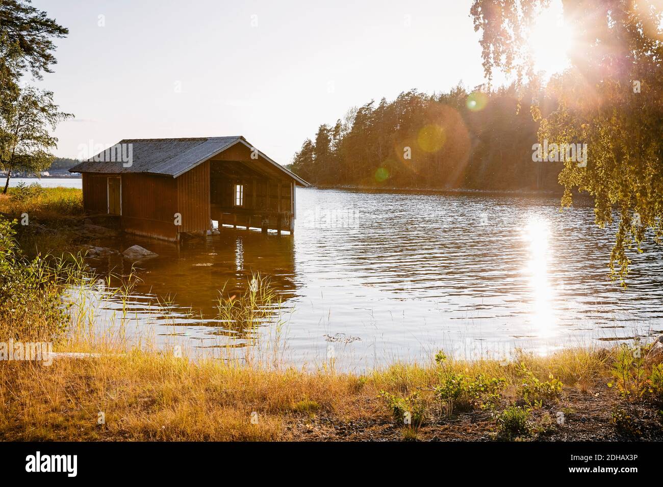 Palafitte casa sul lago contro il cielo in giornata di sole Foto Stock