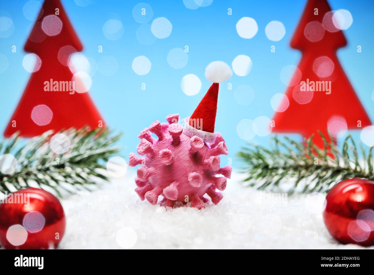 Coronavirus mit Weihnachtsmannmütze Foto Stock