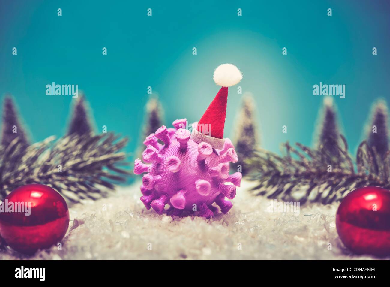 Coronavirus mit Weihnachtsmannmütze Foto Stock