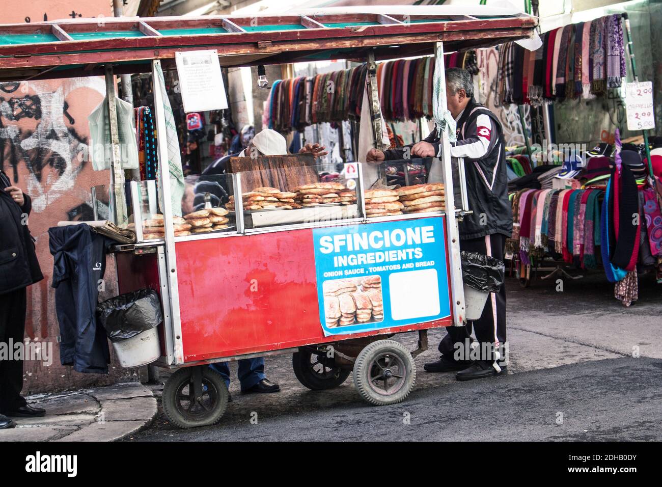 Street food siciliano: Un venditore di strada di 'fincione' di Palermo (tipica pizza morbida con salsa di cipolla e acciughe) Foto Stock