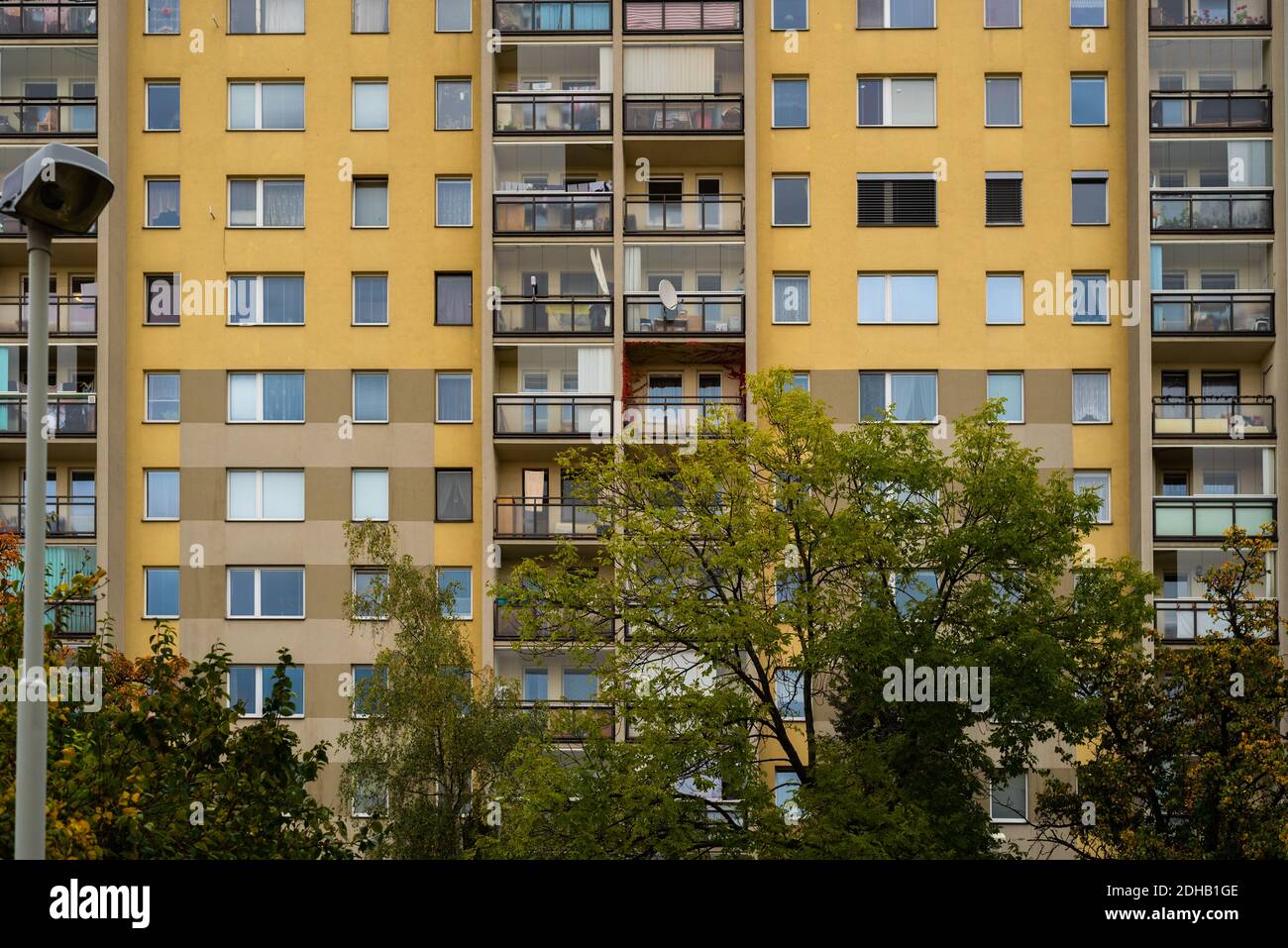 Praga. Repubblica Ceca. 01/12/2020. Panelaks o edifici costruiti con pannelli durante il regime comunista nella Repubblica Ceca, e in un altro conto Foto Stock