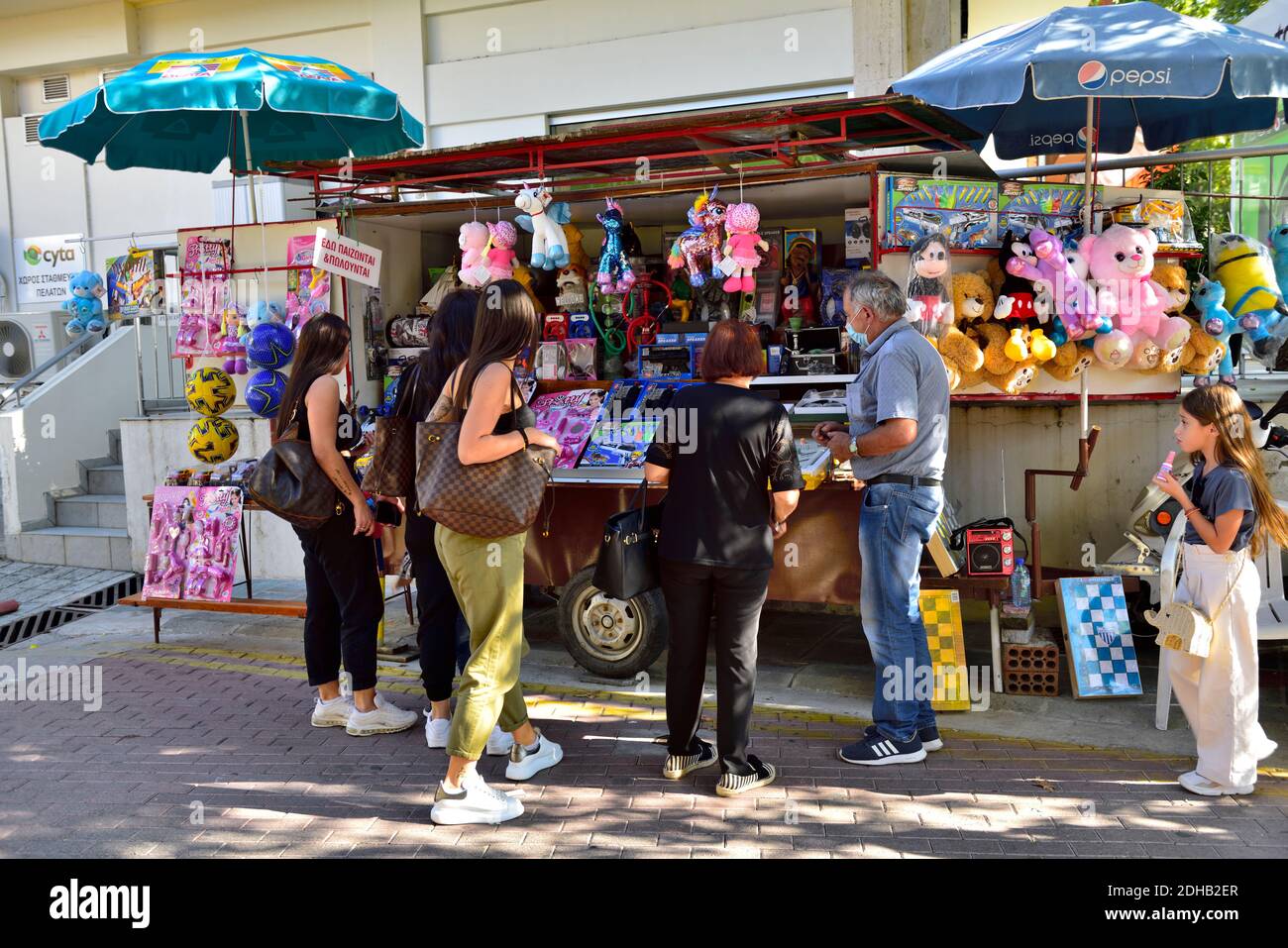 Venditore di strada che vende giocattoli e giochi in città turistica Foto Stock