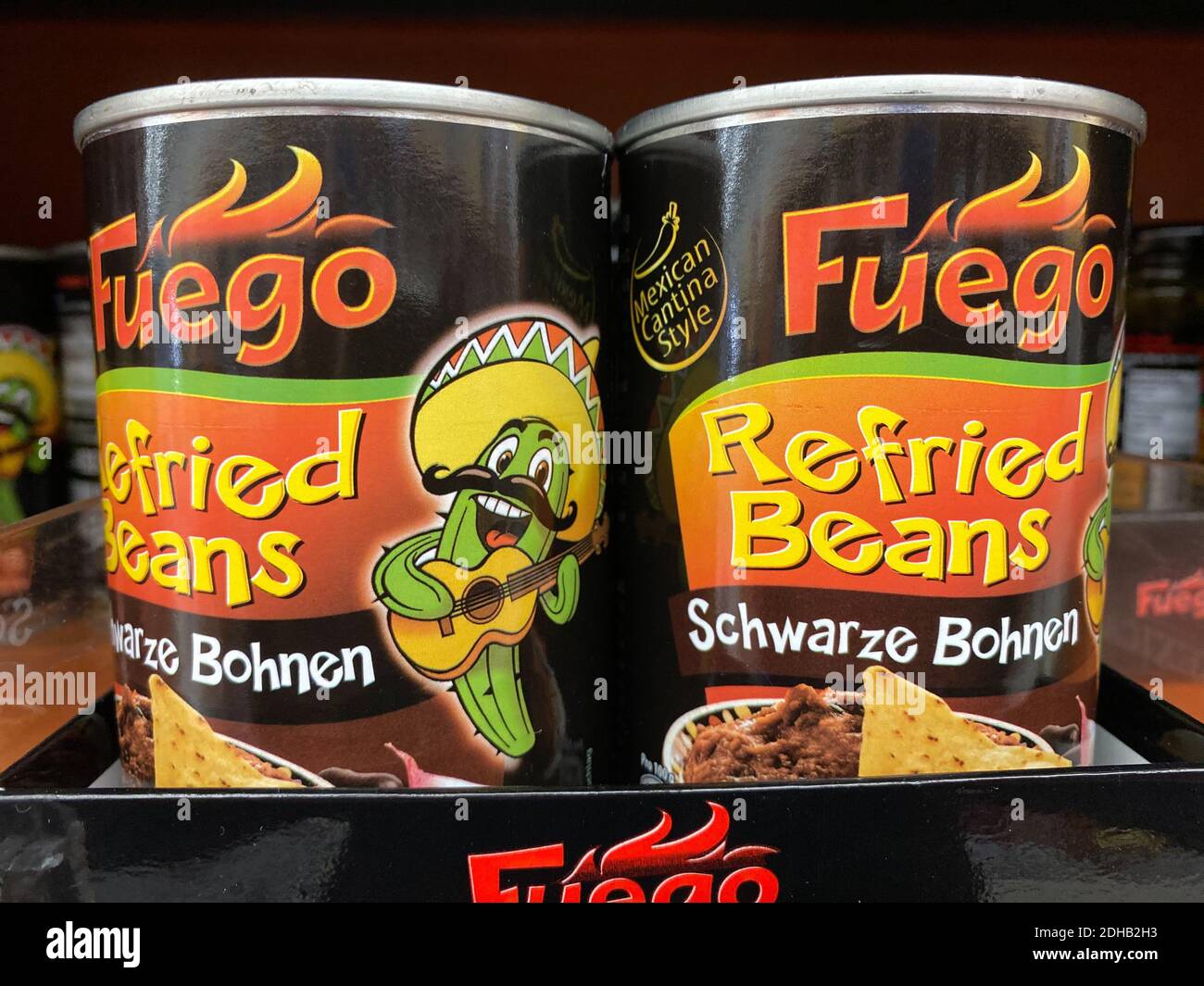 Viersen, Germania - 8 ottobre. 2020: Primo piano delle lattine di fagioli neri refrigerati Fuego nello scaffale del supermercato tedesco (fuoco sul centro della lattina di destra) Foto Stock