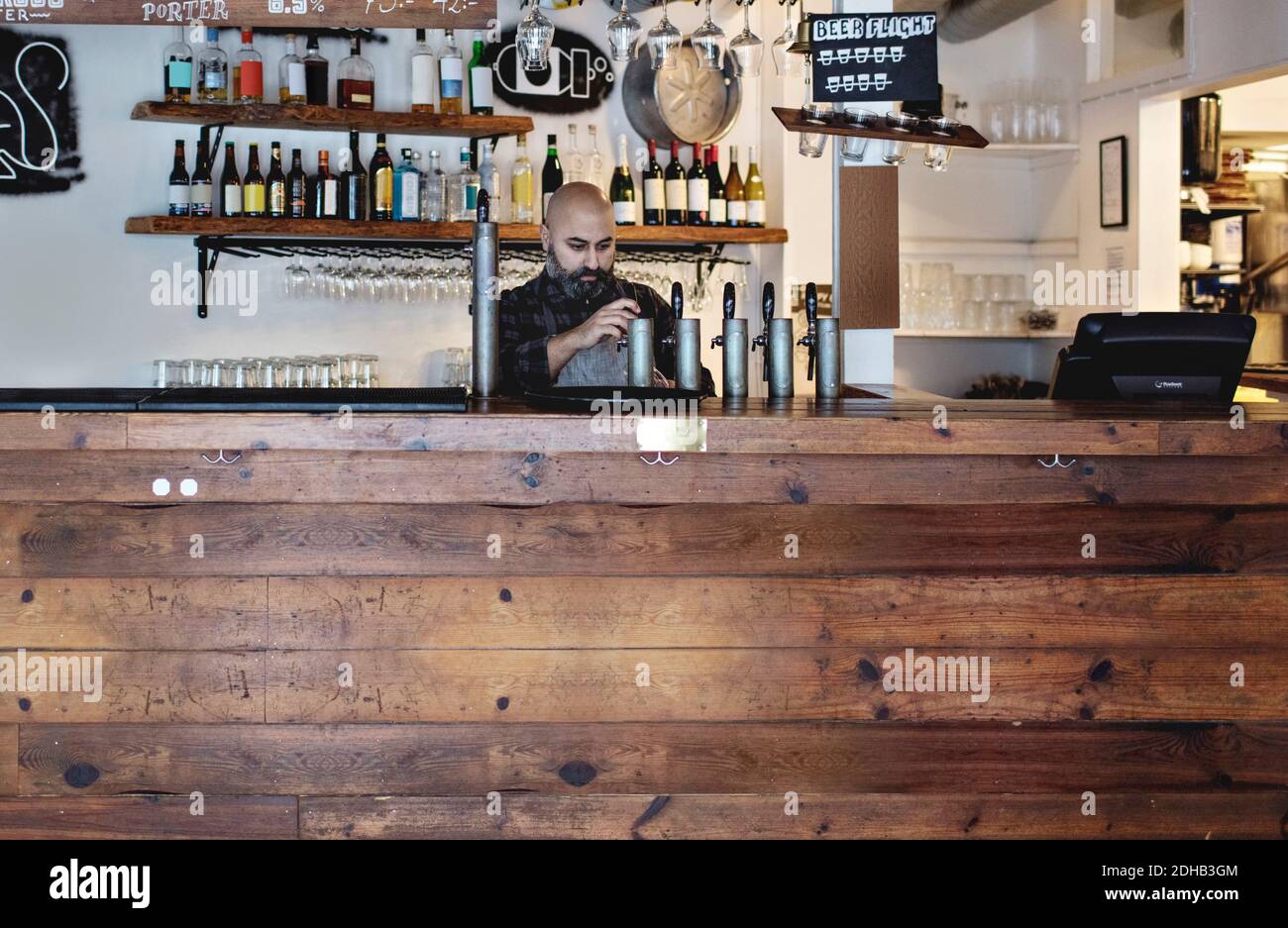 Barista che lavora in piedi al bancone Foto Stock Barista che lavora in piedi al bancone Foto Stock