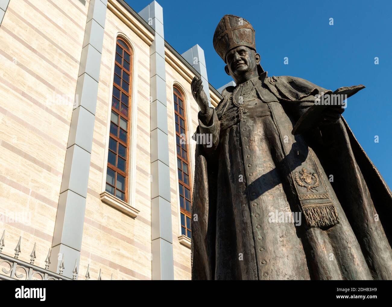 Statua di Papa Giovanni XXIII di Carlo Balljana presso la chiesa cattolica di San Giuseppe a Sofia, Bulgaria, Europa orientale, Balcani, UE Foto Stock