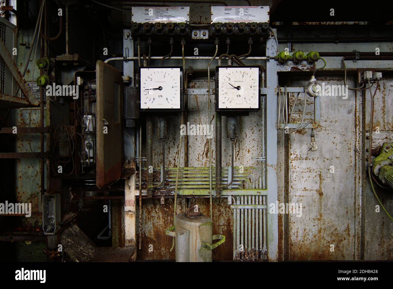 vecchio comparatore in una fabbrica abbandonata, luogo perso Foto Stock