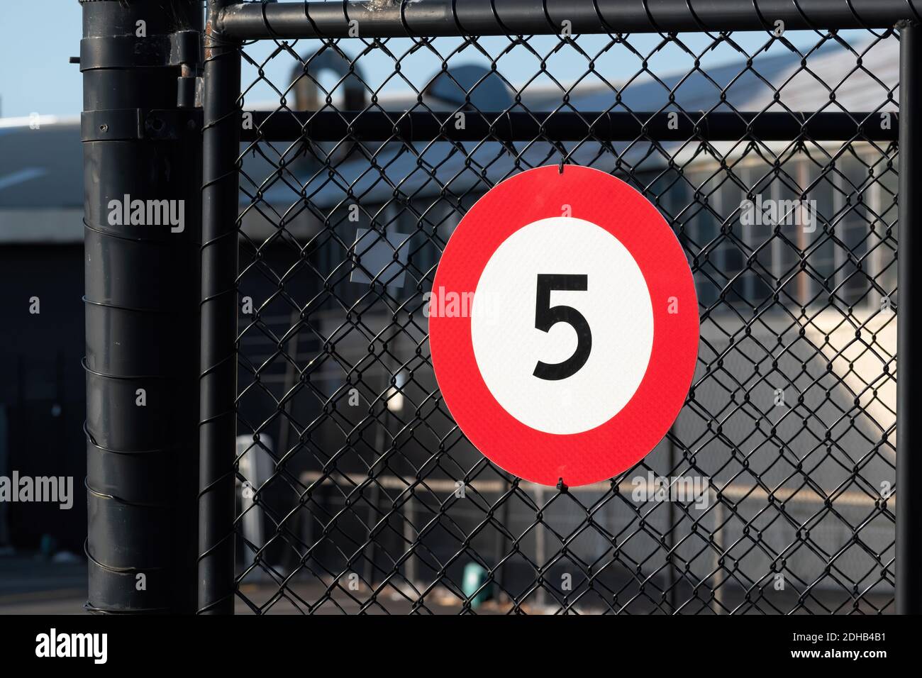 Vista del cartello stradale bianco rotondo con bordo rosso che indica ...