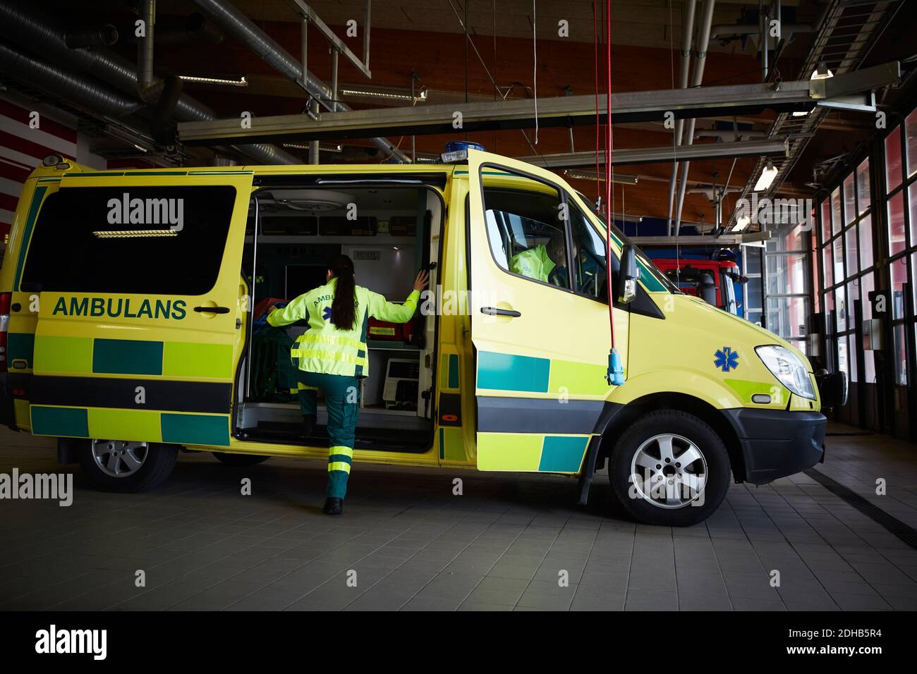 Paramedica femminile in ambulanza al parcheggio Foto Stock