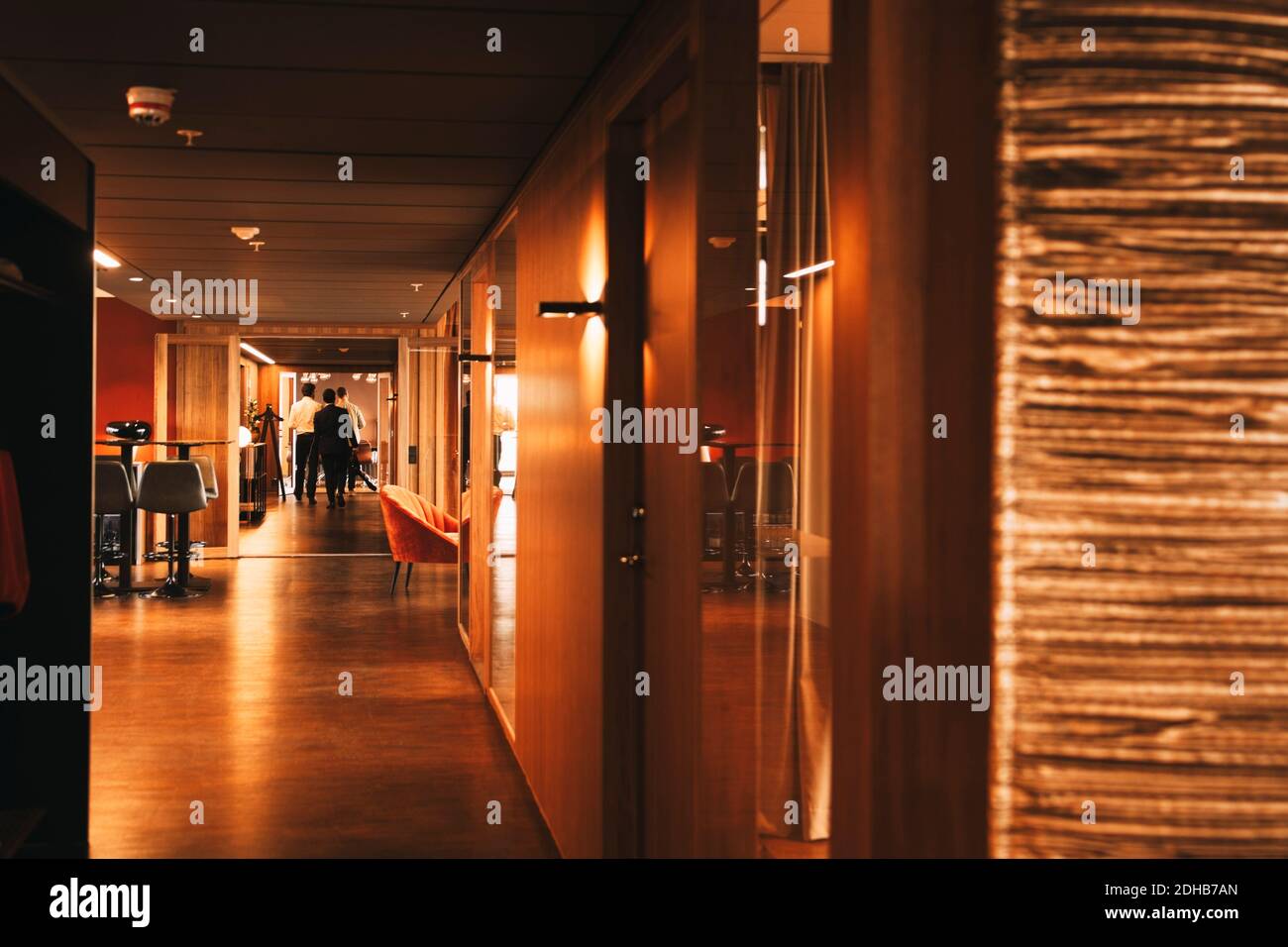 Vista a metà distanza degli avvocati che camminano nel corridoio di legge ufficio Foto Stock