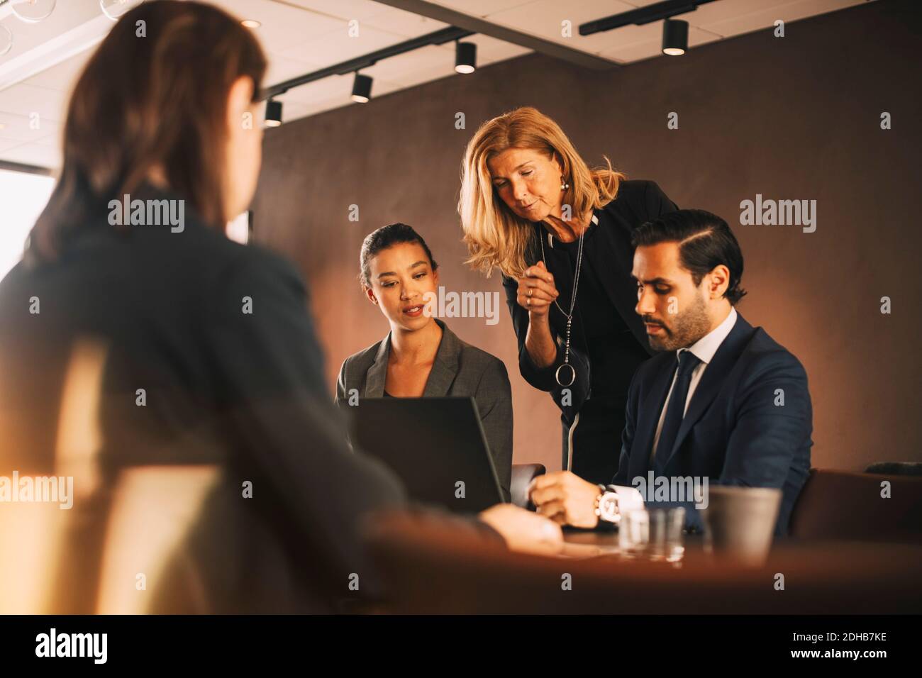 Donna matura che discute con avvocati in ufficio Foto Stock