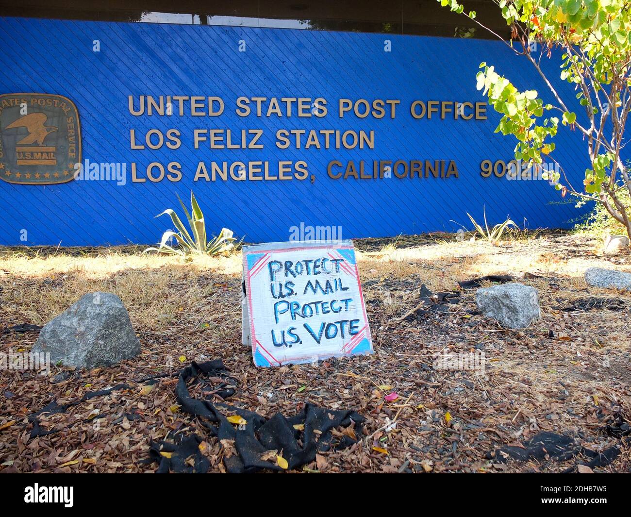 Un segnale fuori da un ufficio postale di Los Angeles protesta contro i tagli al bilancio del servizio postale americano finendo per sopprimere le elezioni presidenziali del 2020. Foto Stock