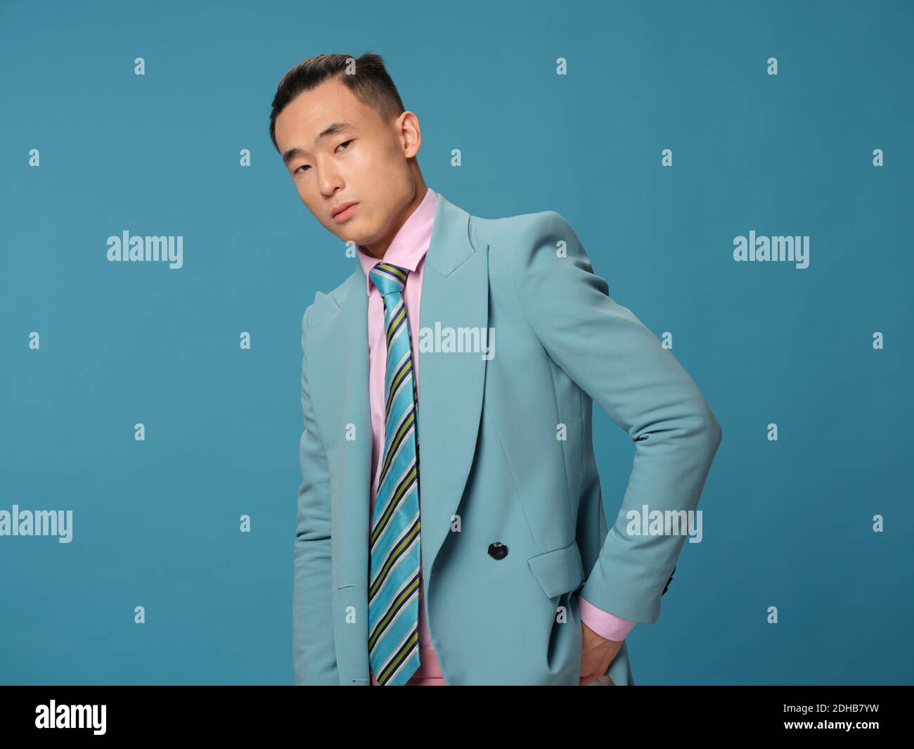 Uomo alla moda in una cravatta blu blazer camicia rosa tagliato visualizza  Foto stock - Alamy