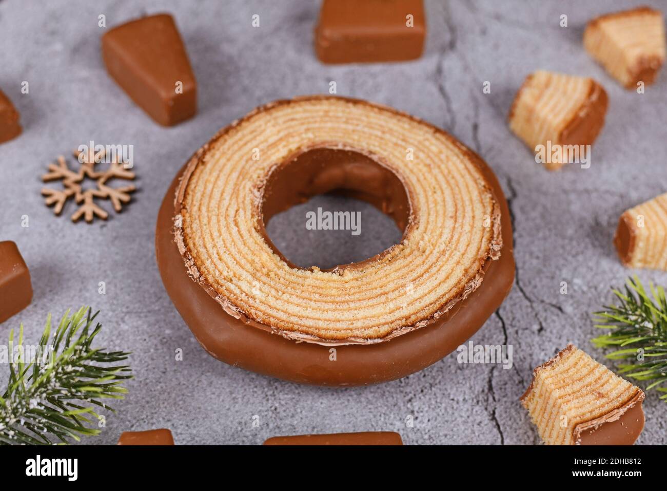 Fetta di torta invernale a strati tedesca tradizionale chiamata 'Baumkuchen' smaltata con cioccolato che mostra strati sottili all'interno della torta Foto Stock