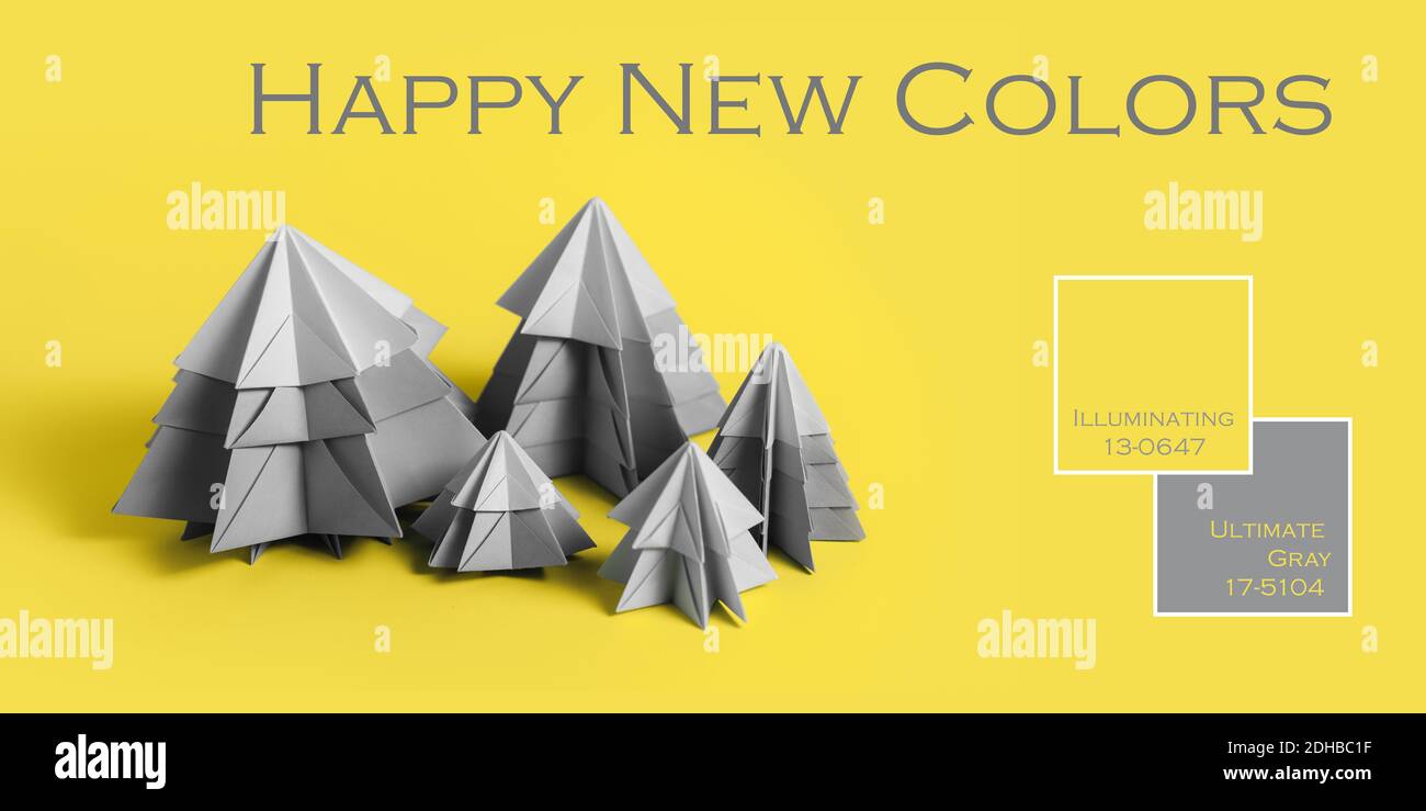 Semplice albero di Natale originale 3D fatto di carta grigia su sfondo giallo. Colori giallo e grigio nuovi colori di 2021 anni. Texte sur Happy New Colors Foto Stock
